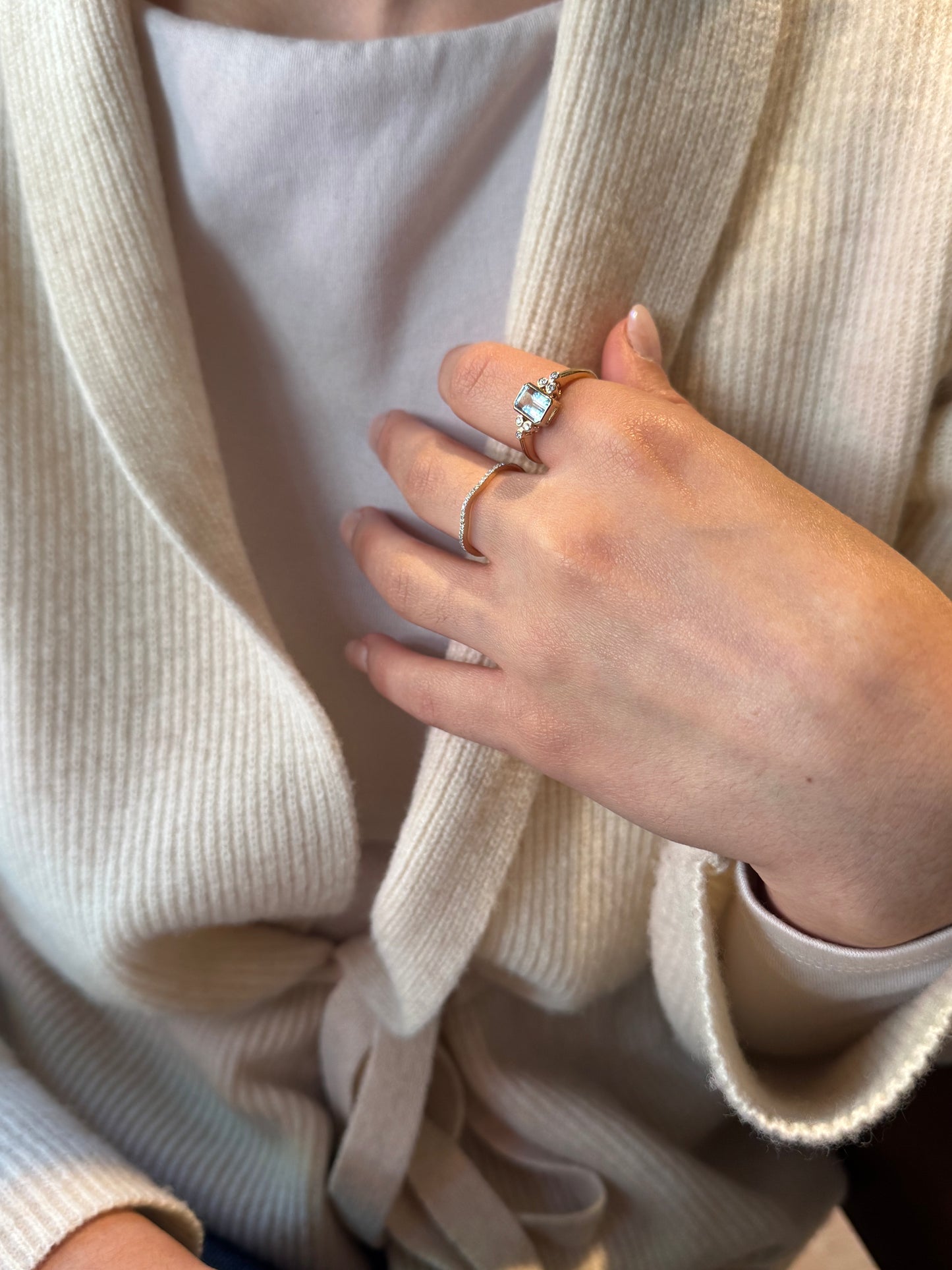 Anillo Curvo de Diamante Oro 14k