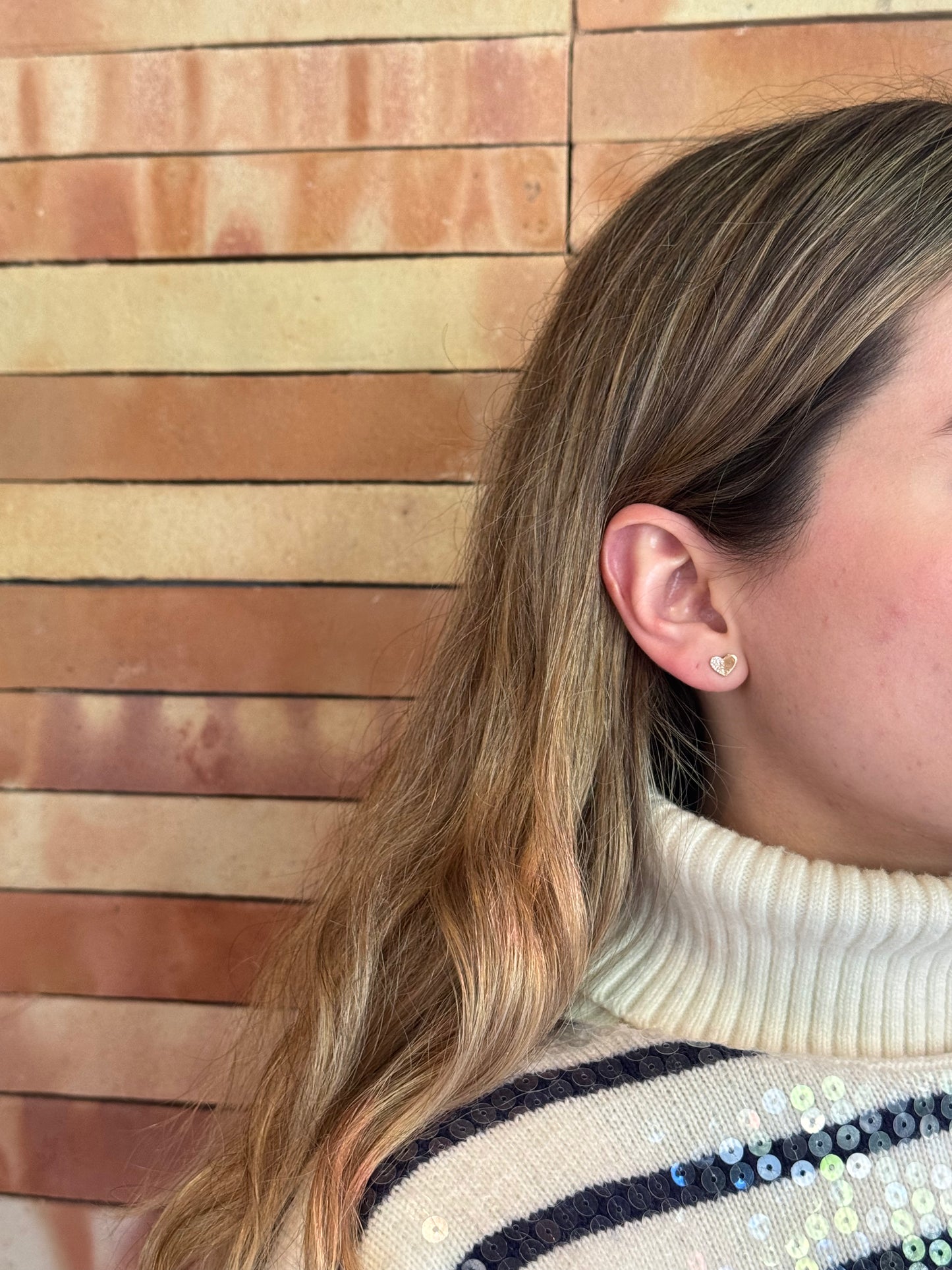 Aretes corazón diamantes en oro de 18k