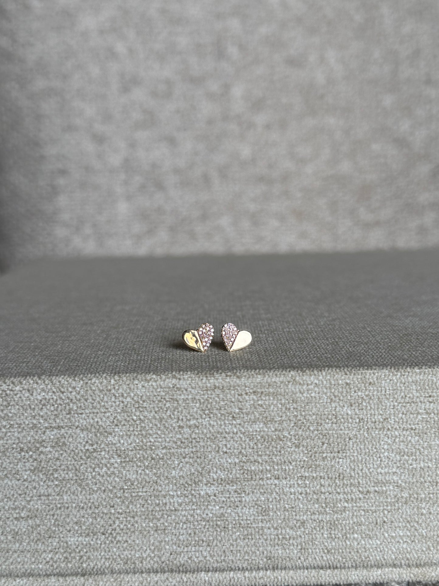Aretes corazón diamantes en oro de 18k
