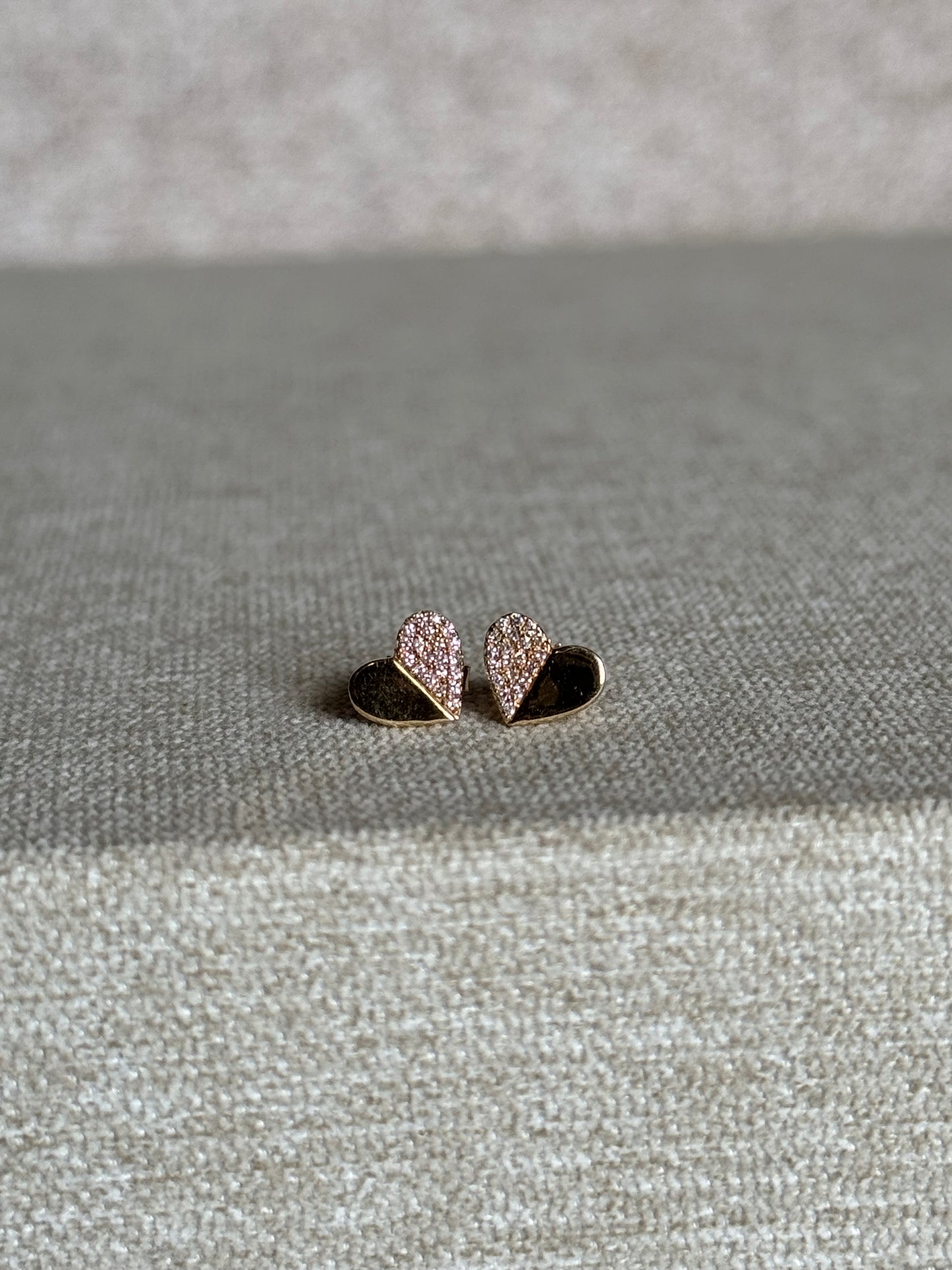 Aretes corazón diamantes en oro de 18k