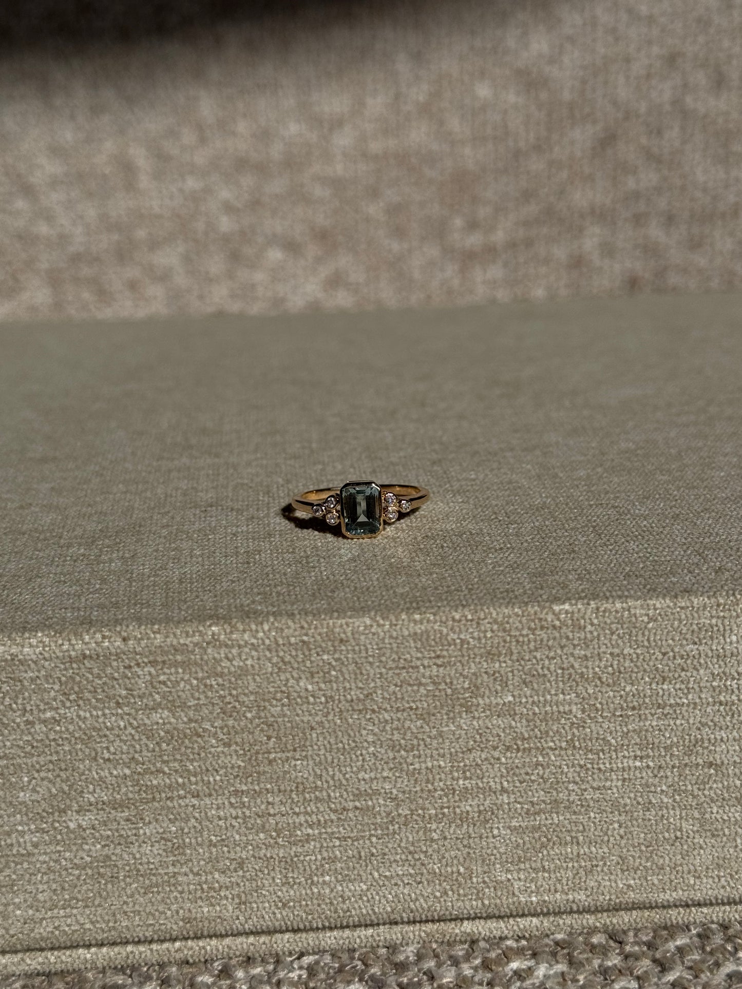 Anillo Aguamarina y Diamante Oro 14k Bisel