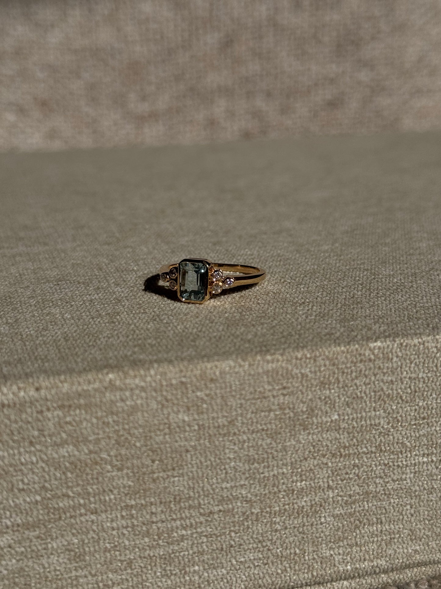 Anillo Aguamarina y Diamante Oro 14k Bisel