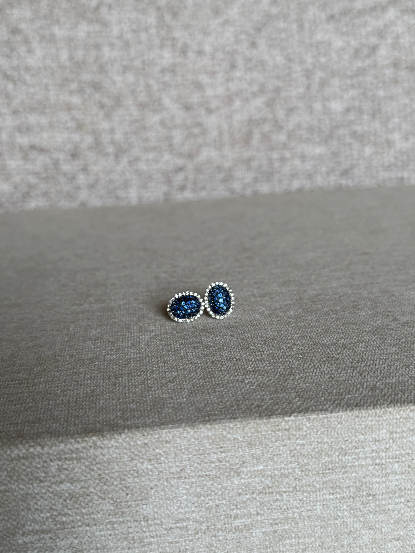 Aretes Oval Cluster de Zafiro y Diamantes en Oro 14k