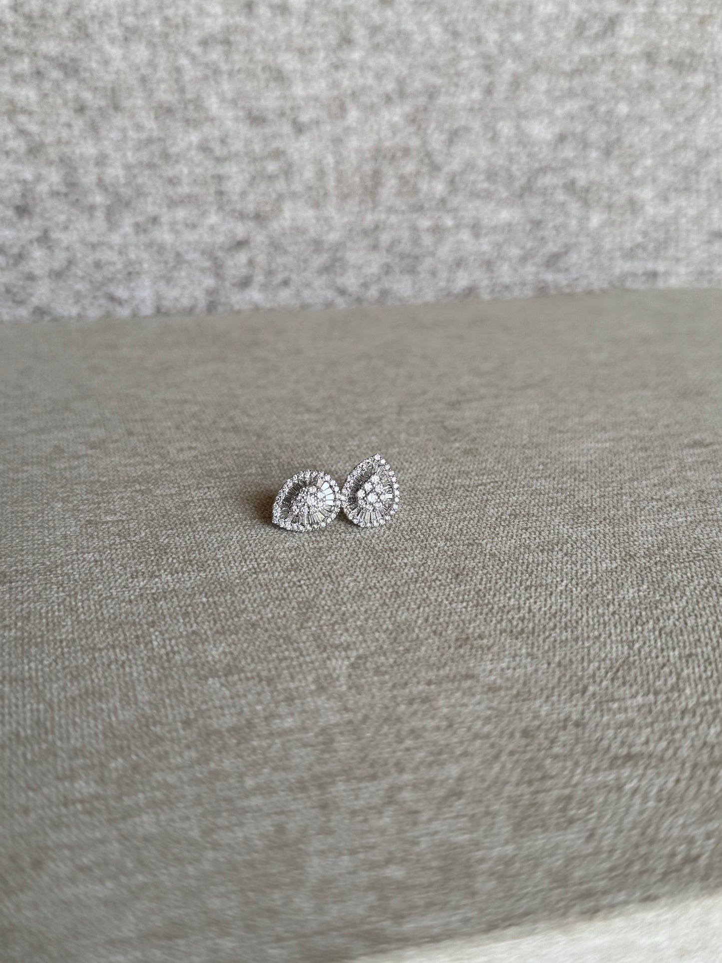 Aretes cluster de diamantes en pera 18k