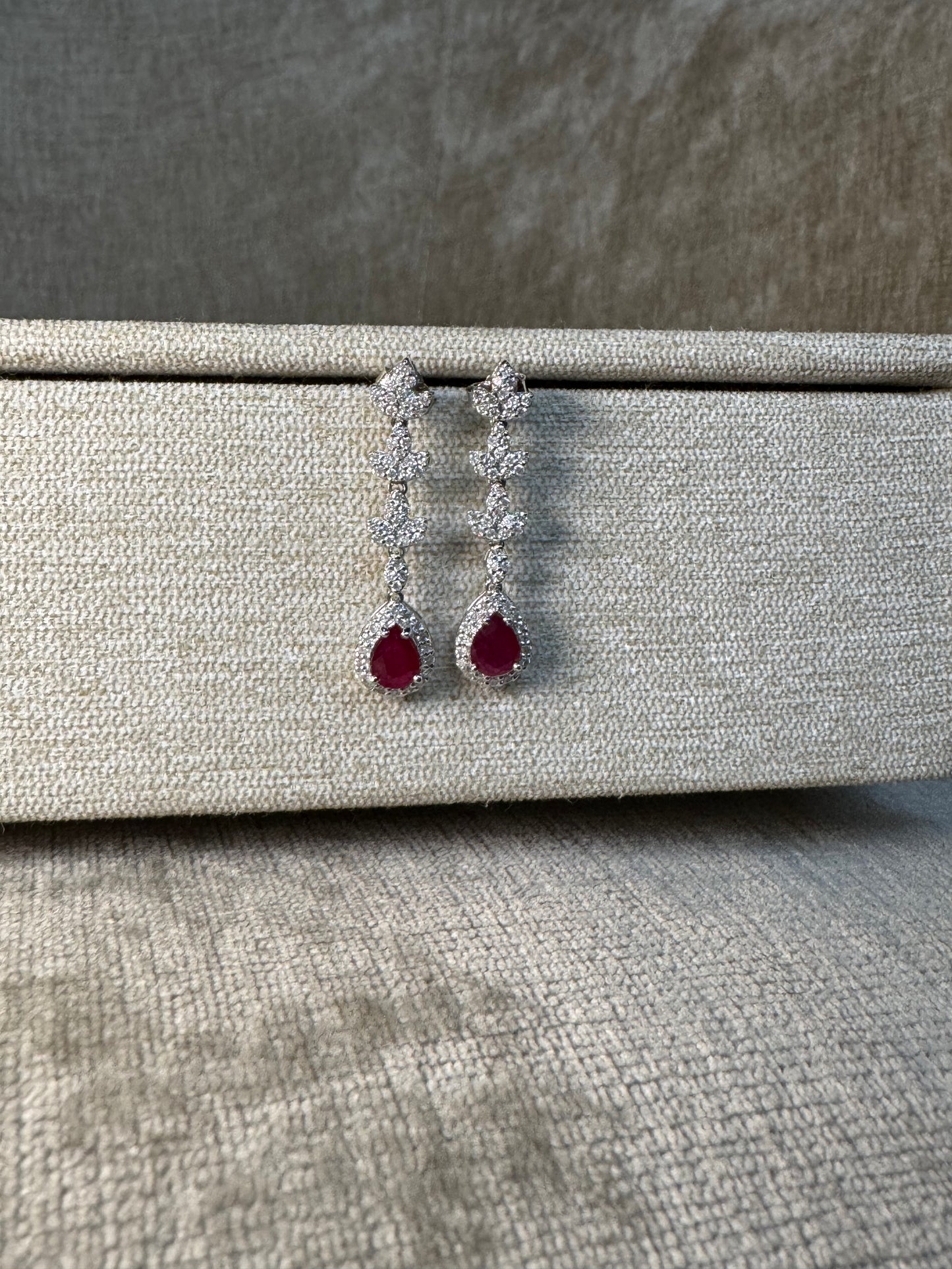 Aretes Largos de Rubí Oval y Diamantes en Oro 14k