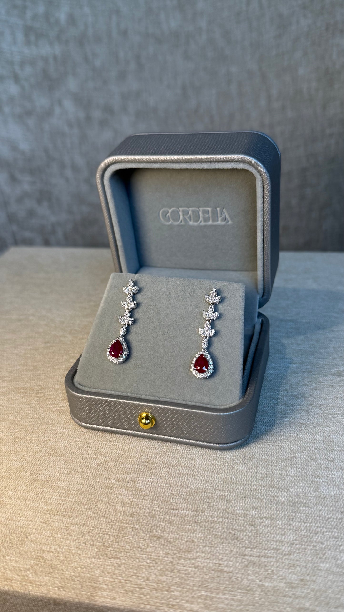 Aretes Largos de Rubí Oval y Diamantes en Oro 14k