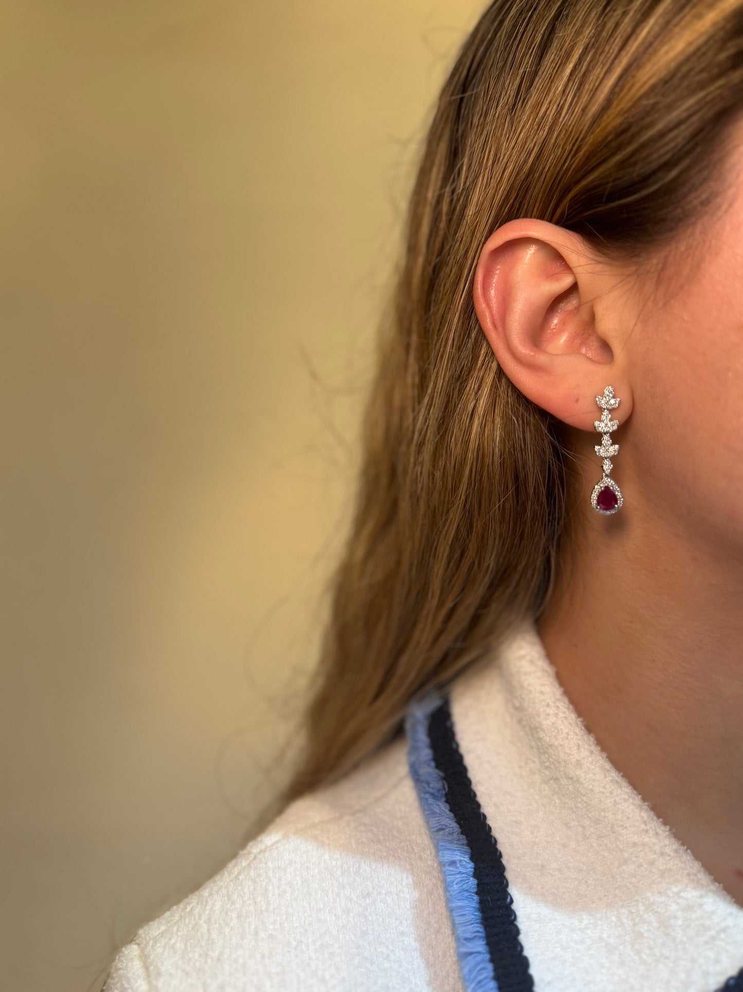 Aretes Largos de Rubí Oval y Diamantes en Oro 14k