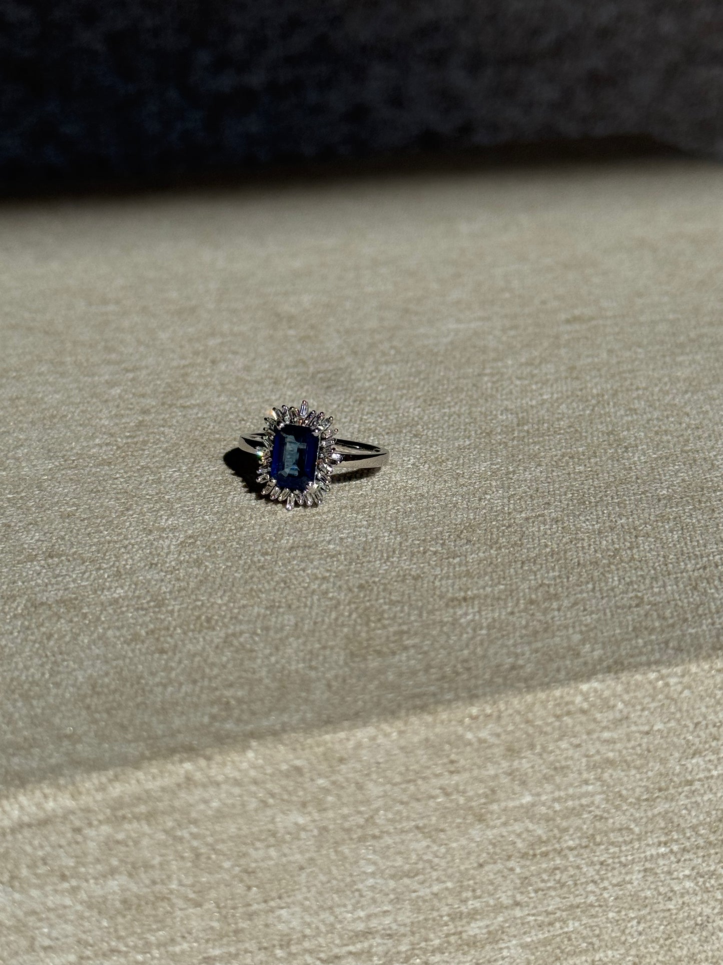 Anillo Zafiro y Halo en corte Baguette de Diamantes Oro 14k