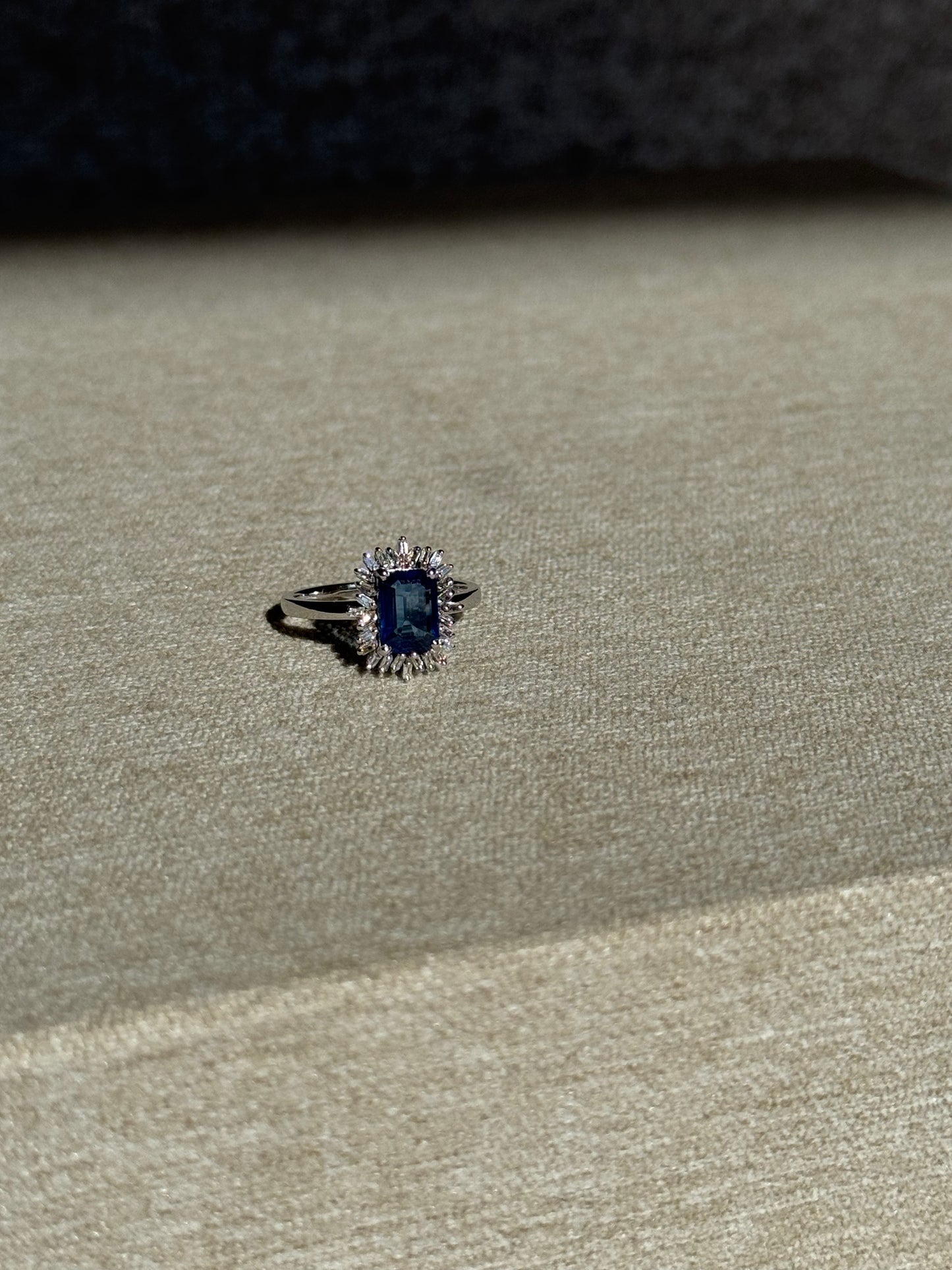 Anillo Zafiro y Halo en corte Baguette de Diamantes Oro 14k