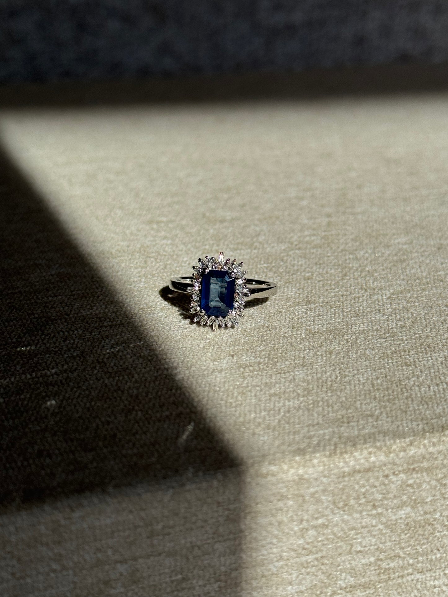 Anillo Zafiro y Halo en corte Baguette de Diamantes Oro 14k
