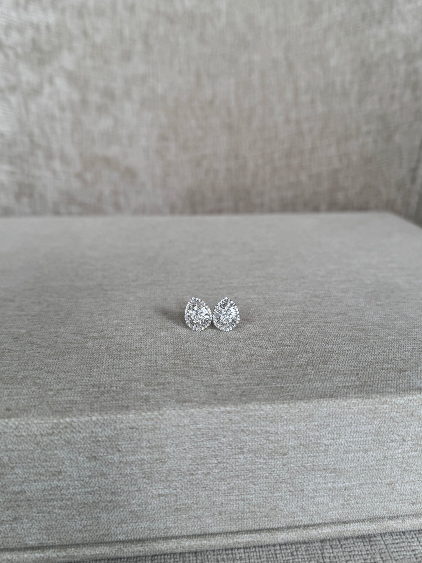 Aretes cluster de diamantes en pera 18k