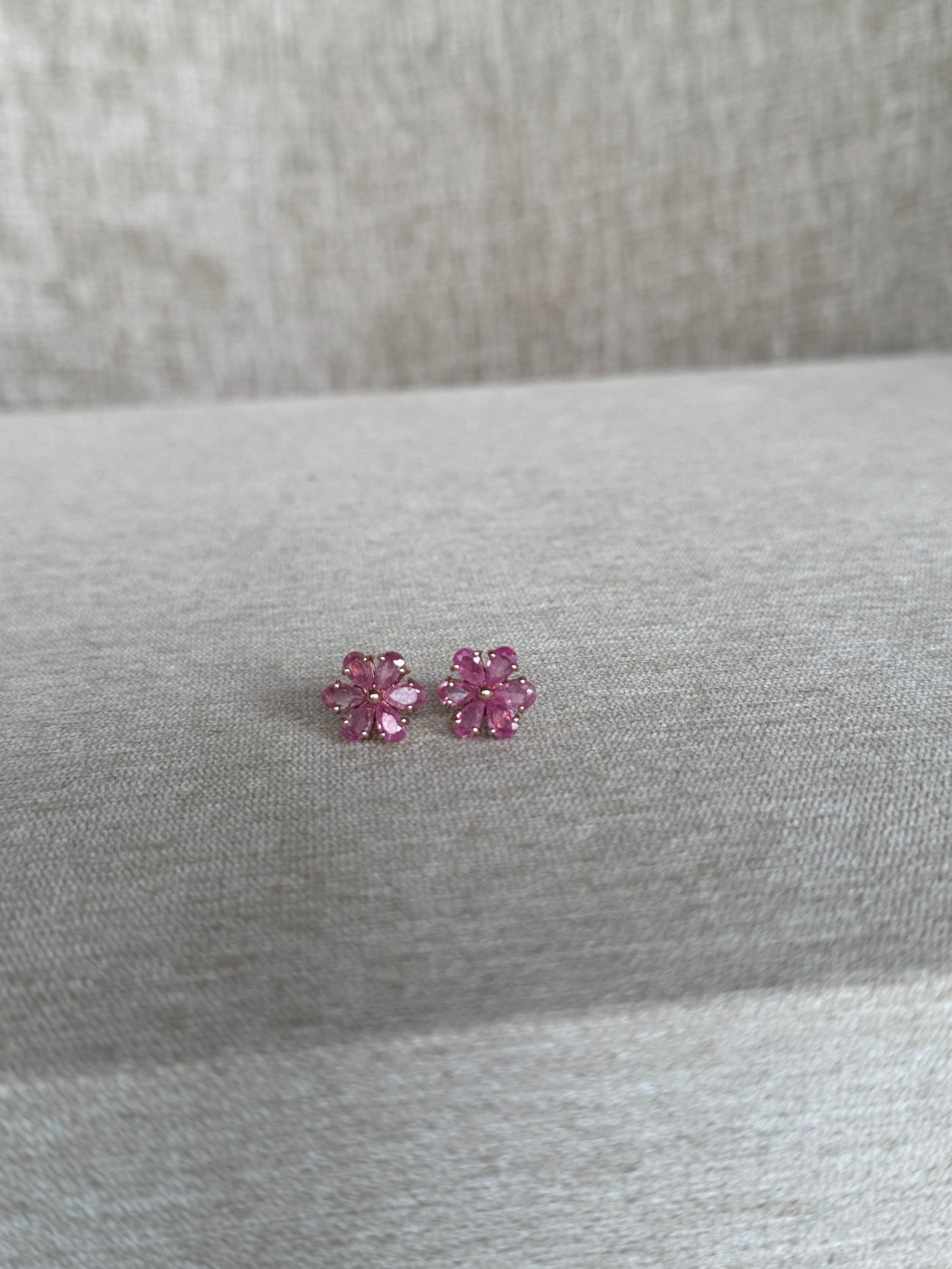 Aretes de Flor en Zafiro Rosa Oro 14k