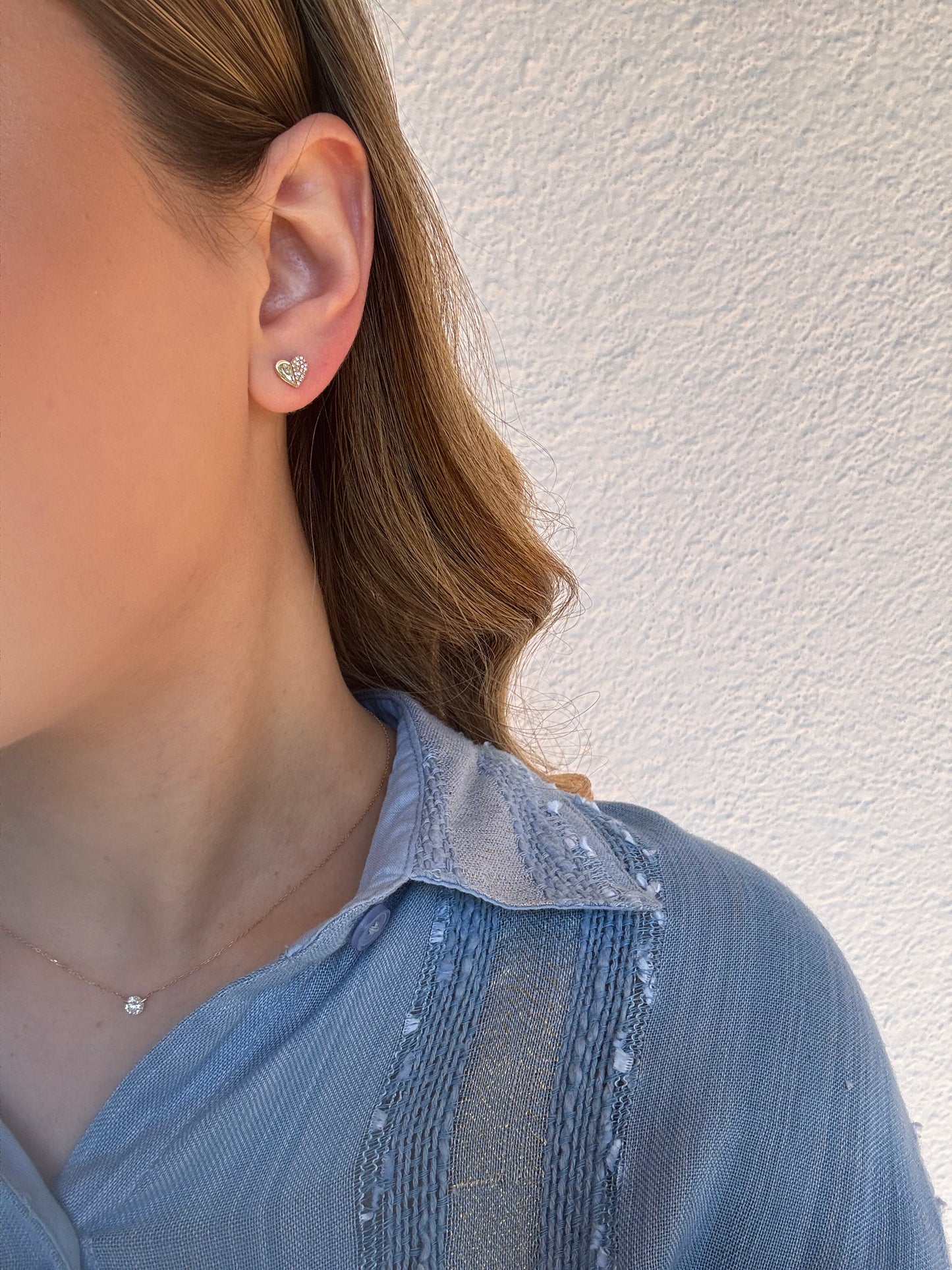 Aretes en forma de corazón mitad diamantes