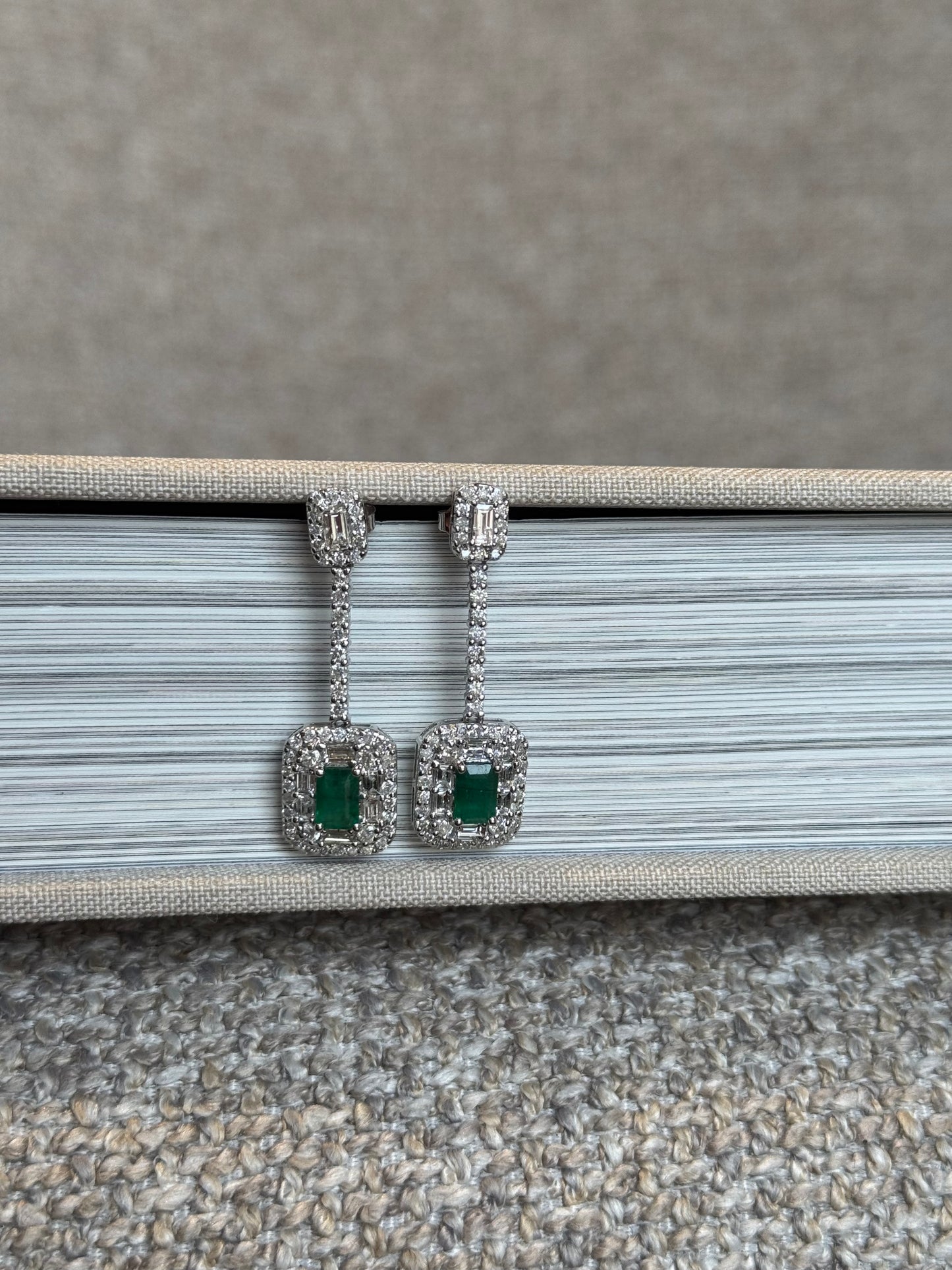 Aretes Largos de Esmeralda y Diamantes en Oro 14k