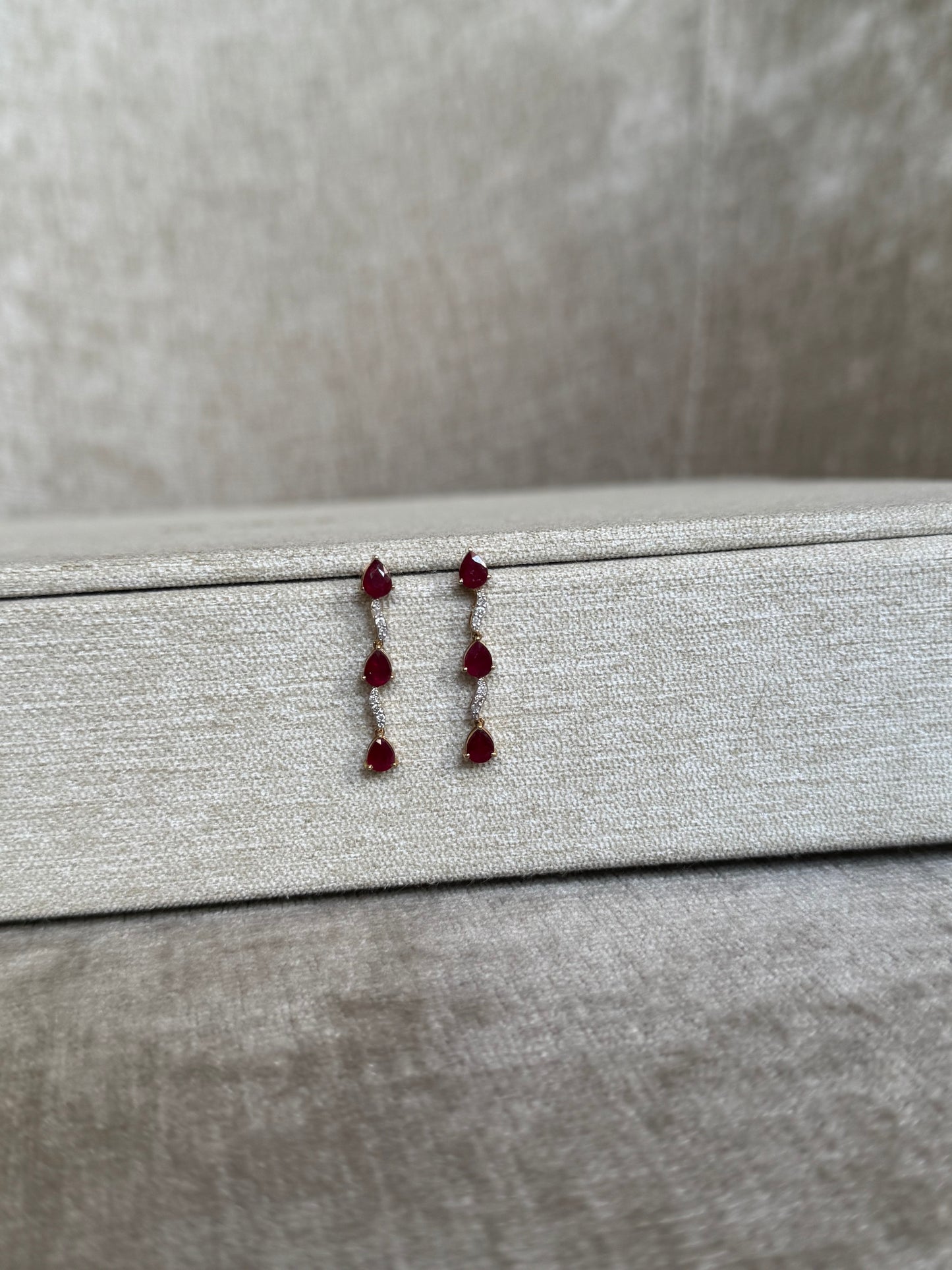 Aretes Largos de Rubí y Diamantes en Oro 14k