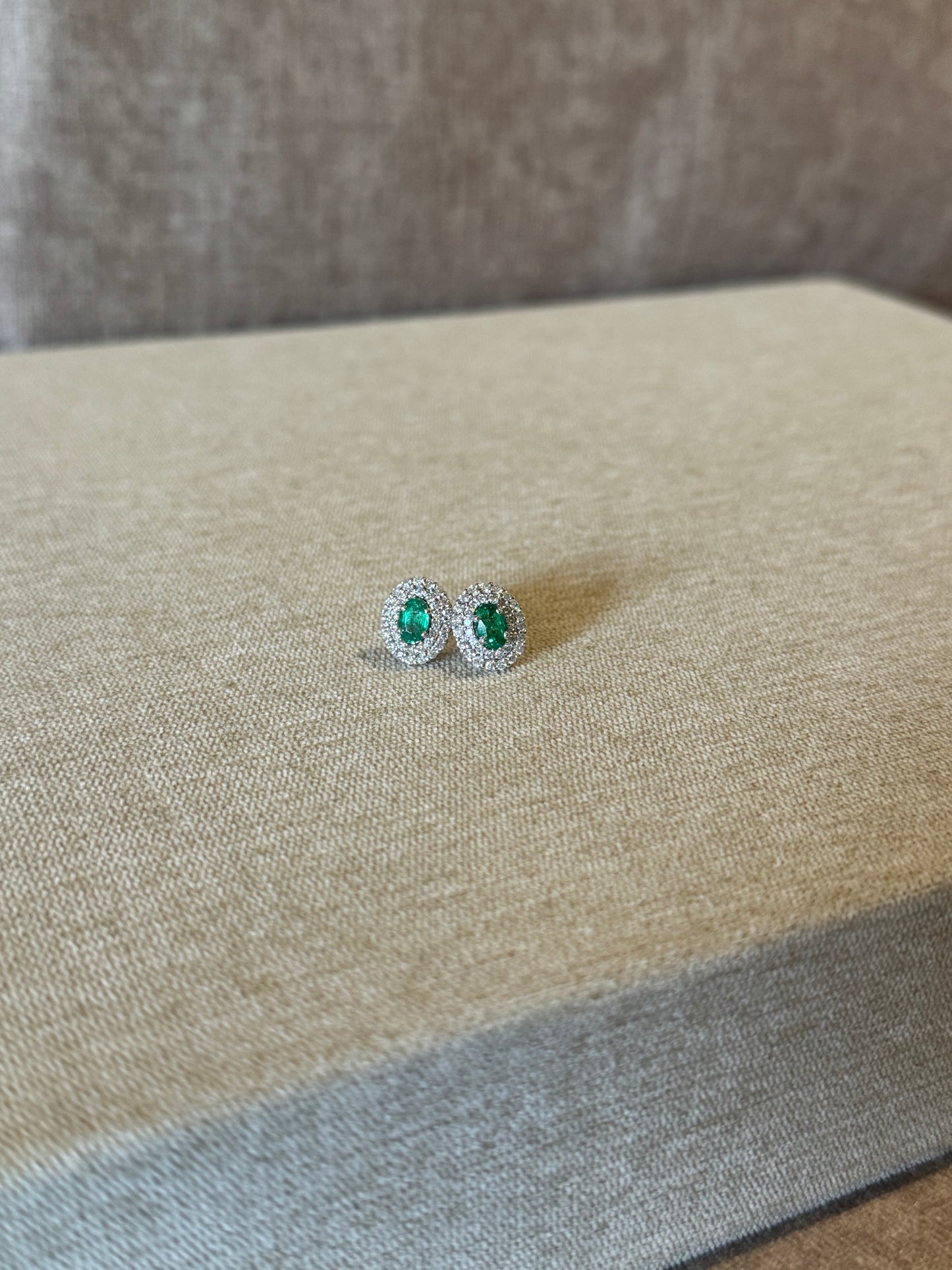 Aretes Esmeralda corte Oval y Diamantes en Oro 14k