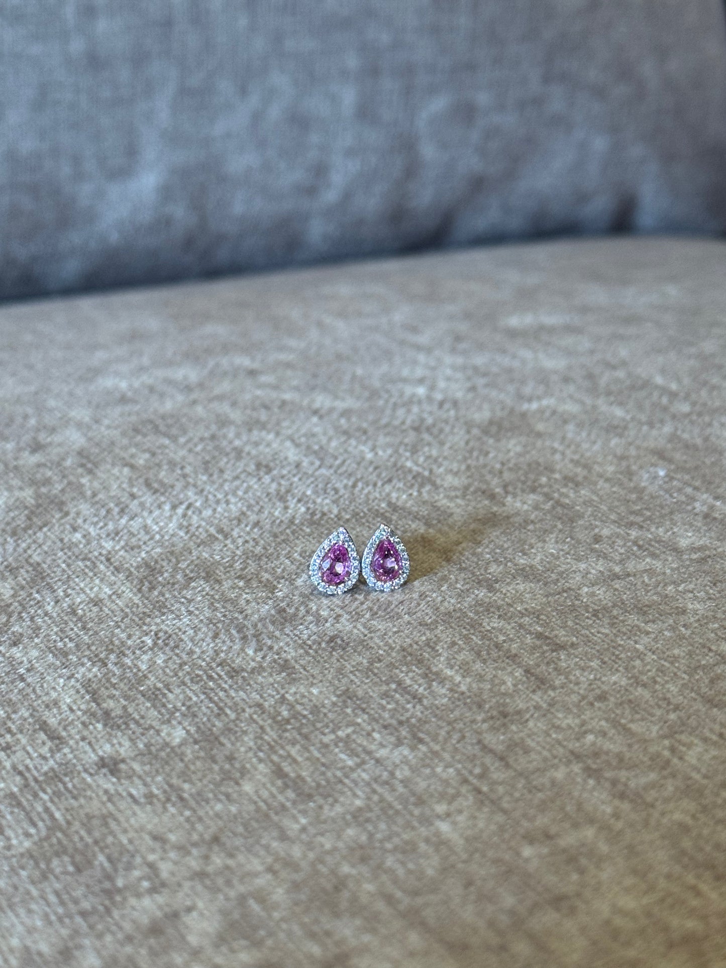 Aretes corte pera zafiro rosa y diamantes