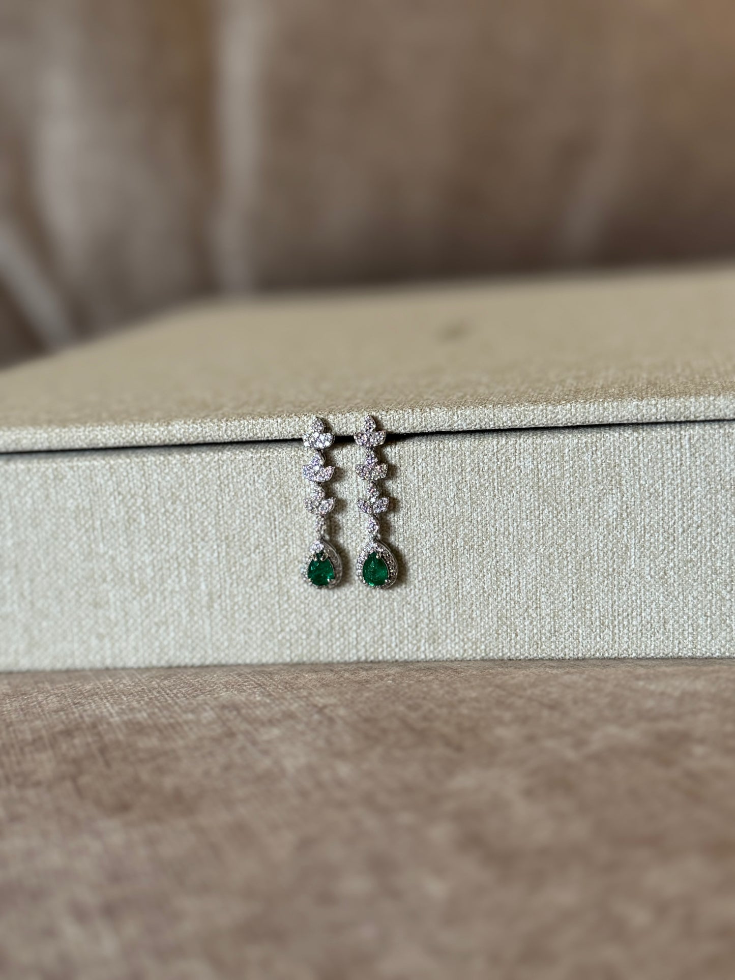 Aretes Largos de Esmeralda Oval y Diamantes en Oro 14k