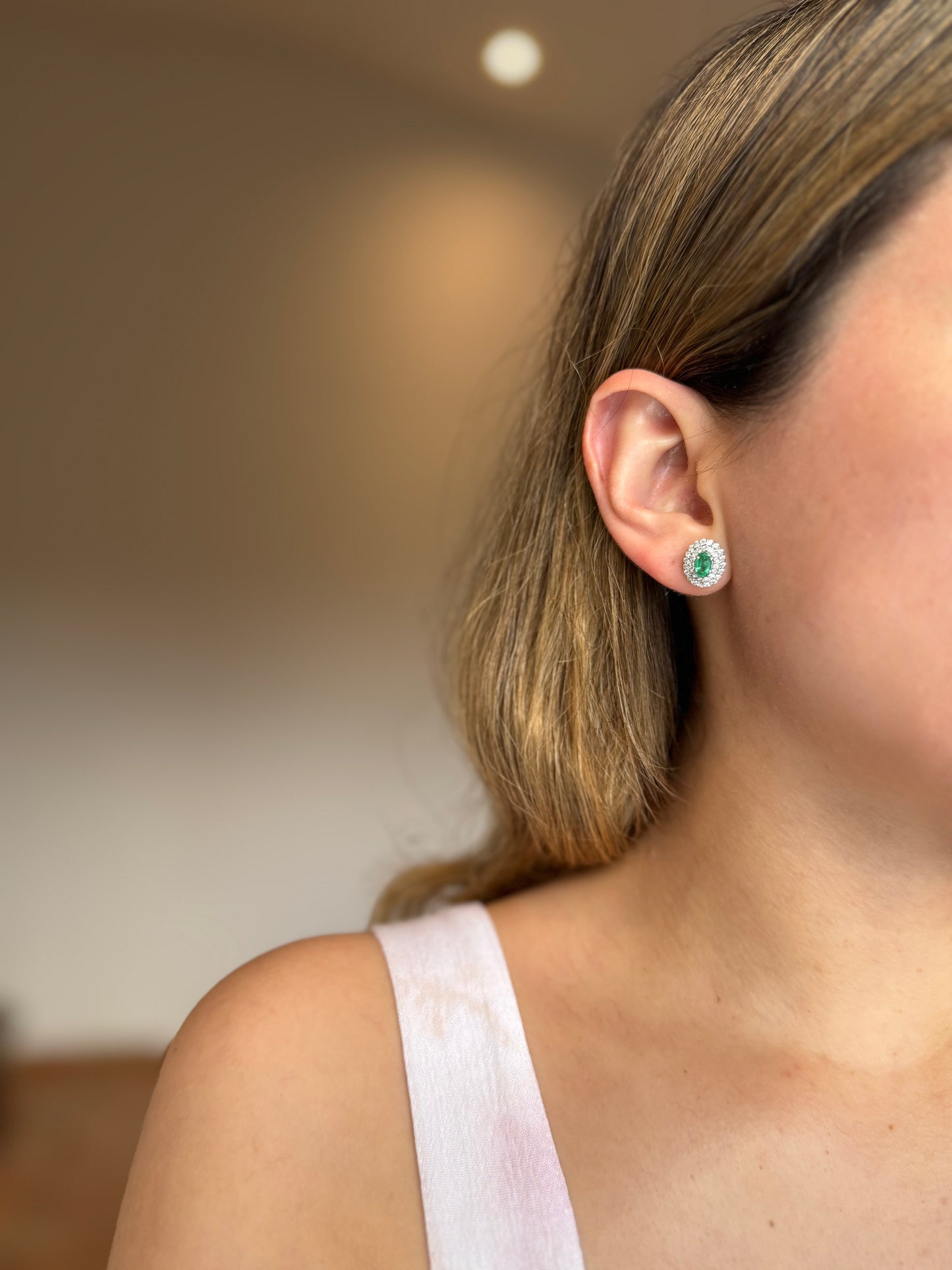 Aretes Esmeralda corte Oval y Diamantes en Oro 14k