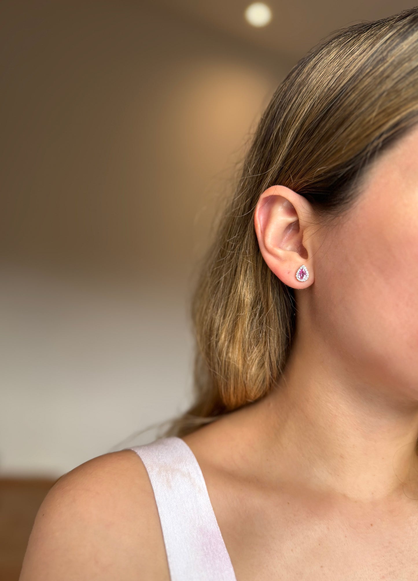 Aretes corte pera zafiro rosa y diamantes