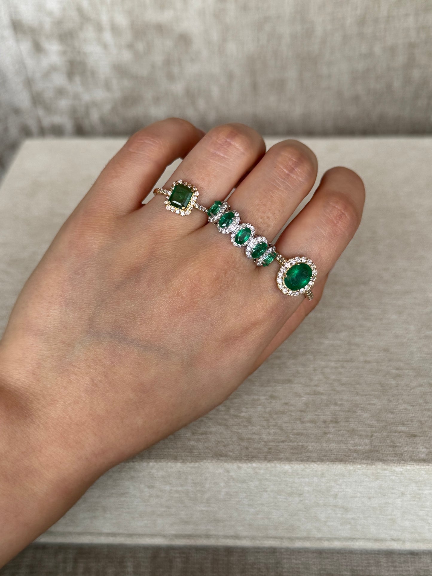 Anillo ovalado de esmeraldas y diamantes
