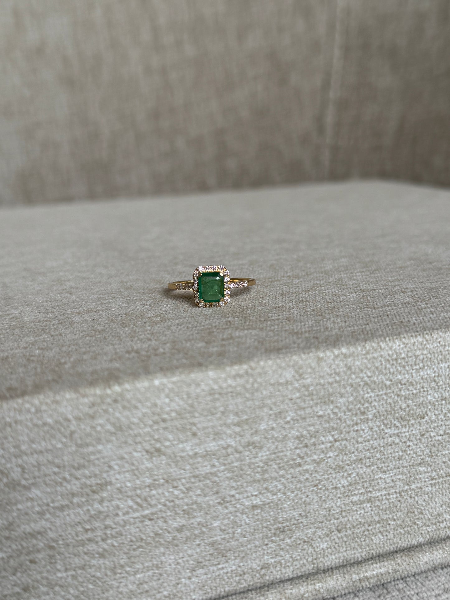 Anillo de esmeralda y diamantes