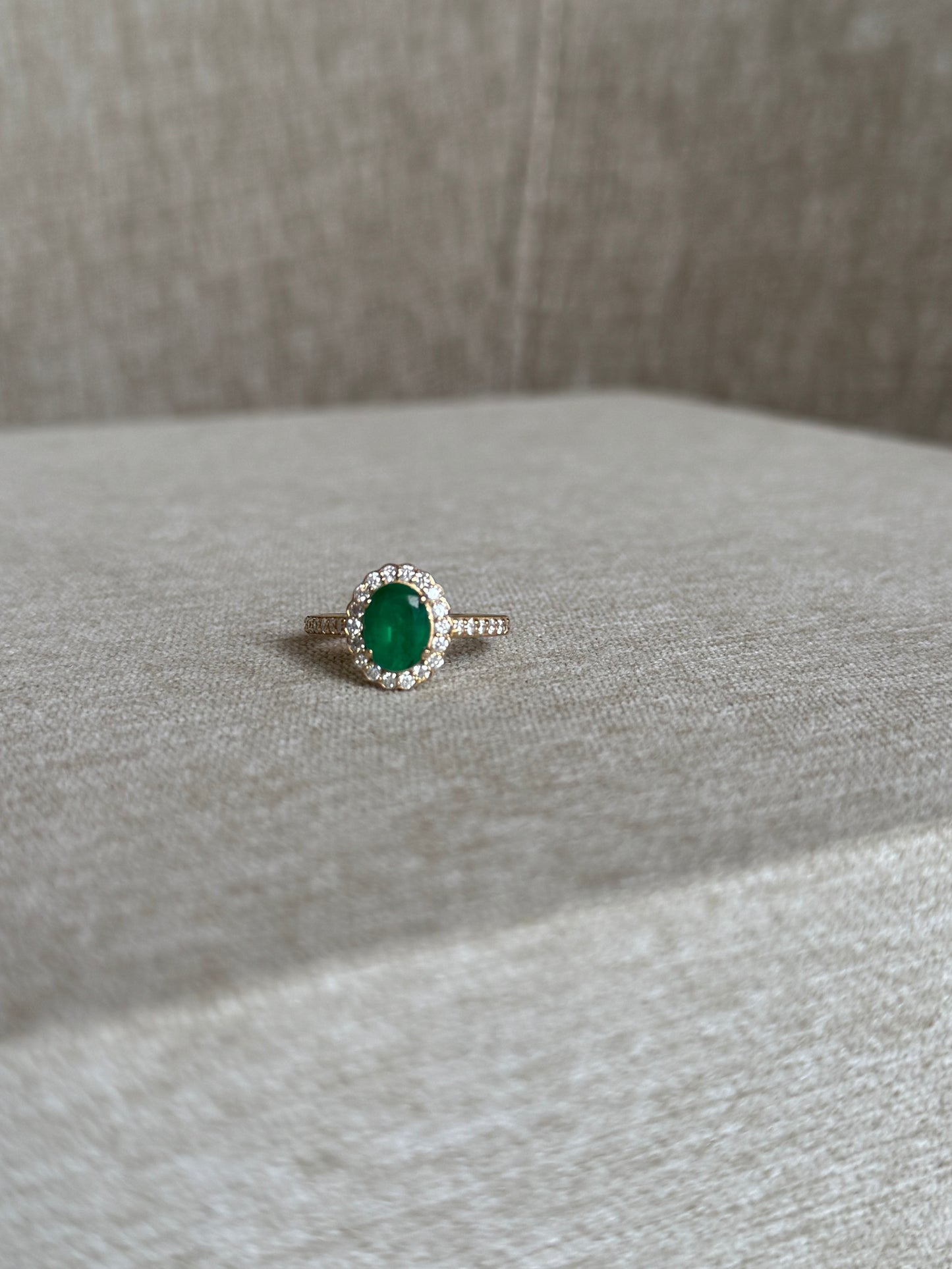 Anillo ovalado de esmeraldas y diamantes