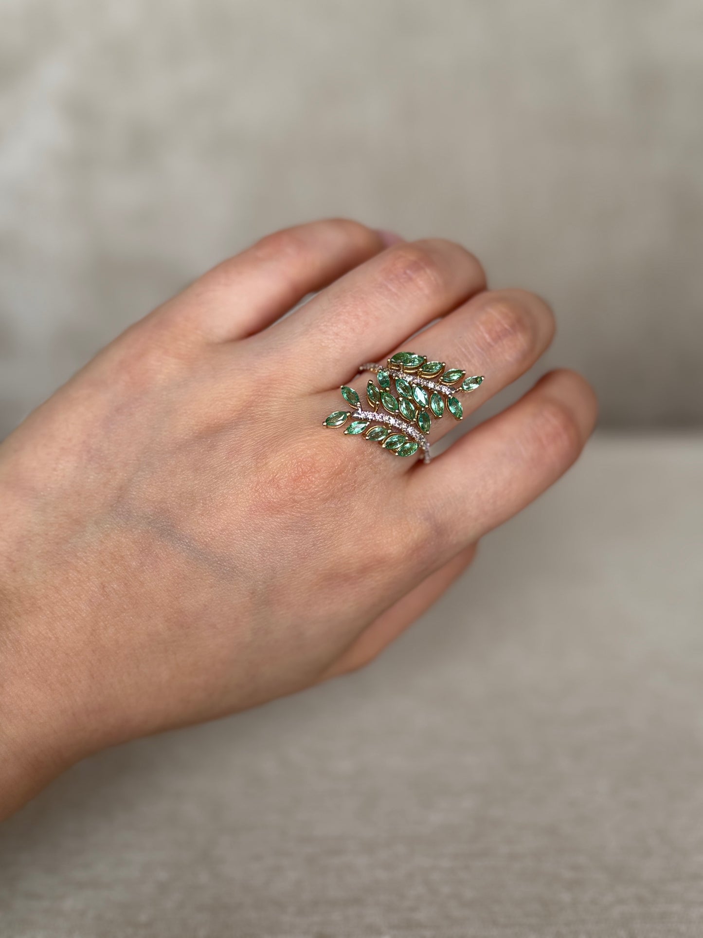 Anillo racimo de esmeraldas y diamantes