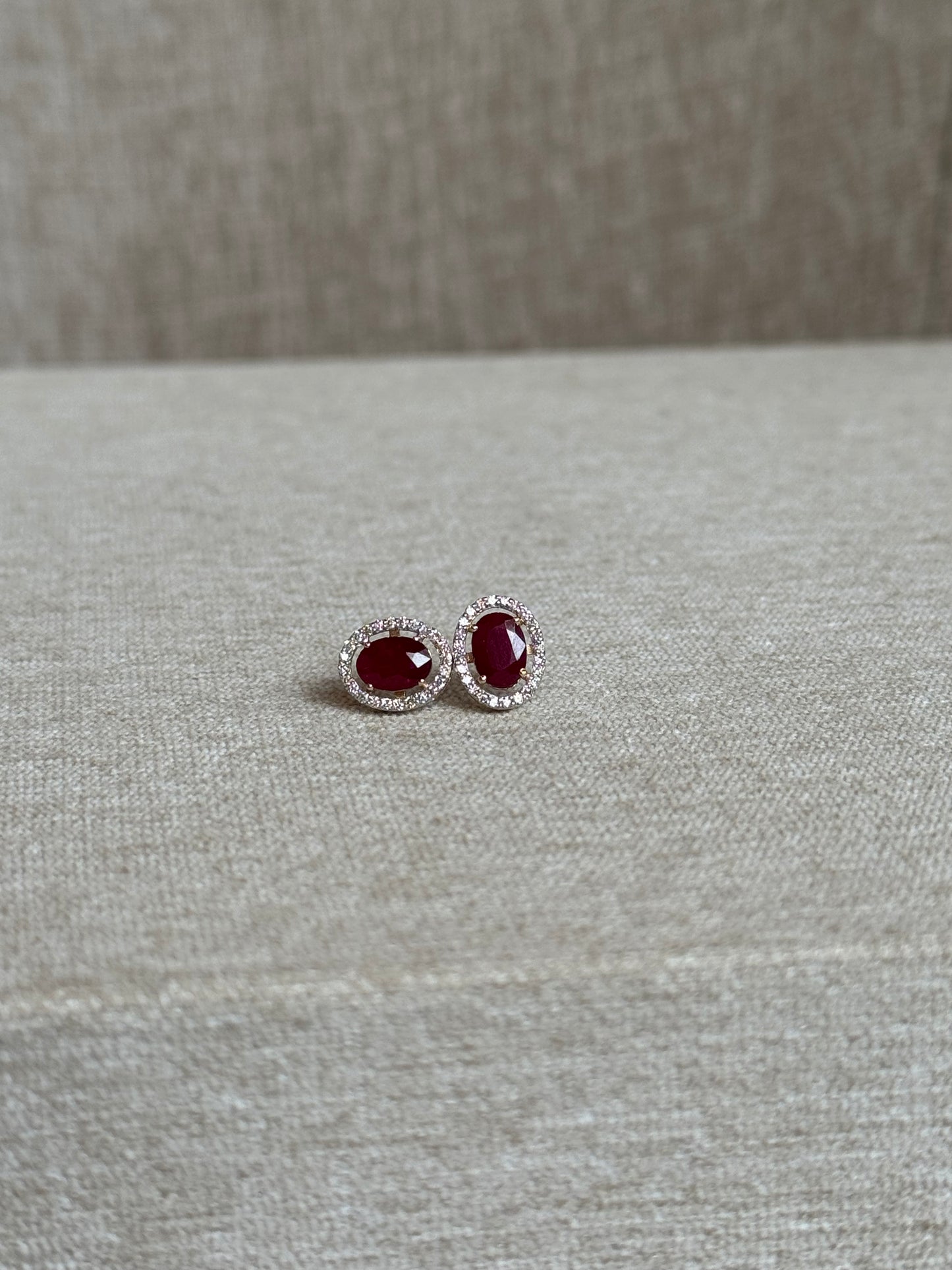 Aretes de Rubí corte Oval y diamantes