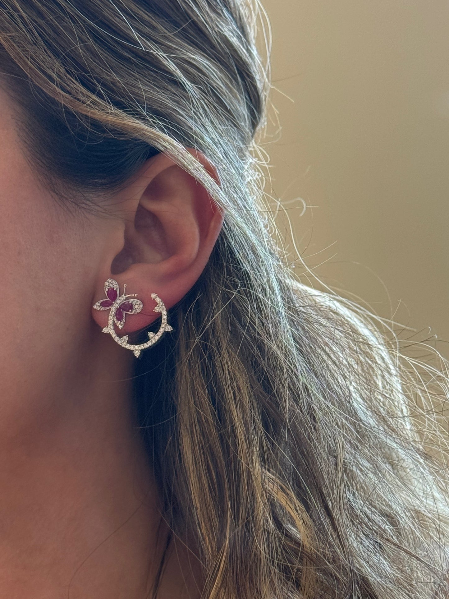 Aretes Circulares con Mariposa Rubí y Diamantes