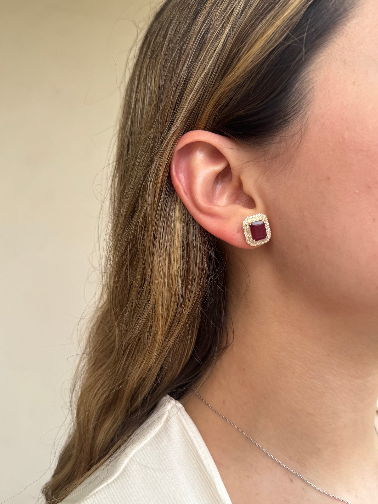 Aretes de Rubí y Doble Halo de Diamantes en Oro 14k