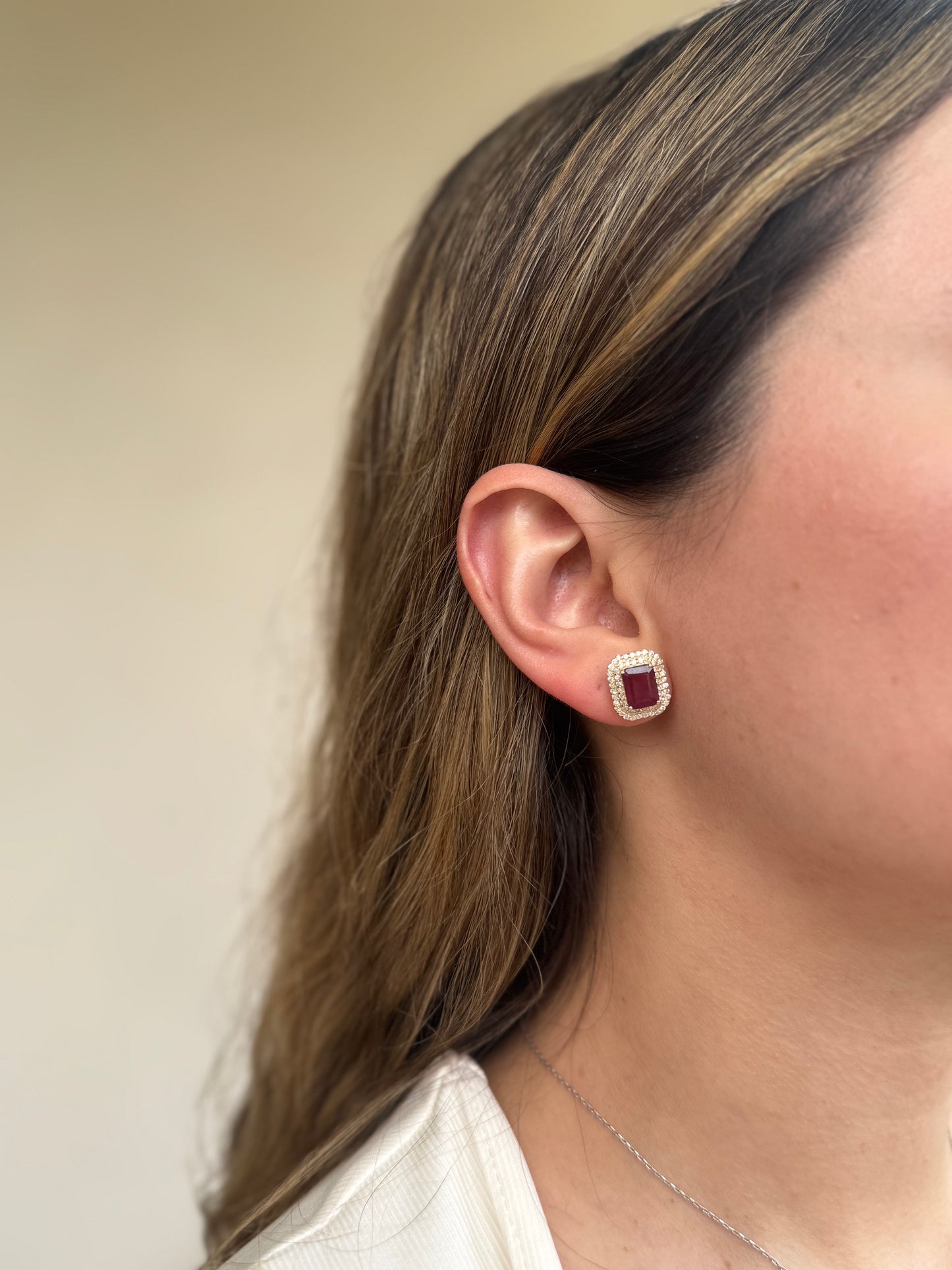 Aretes de Rubí y Doble Halo de Diamantes en Oro 14k