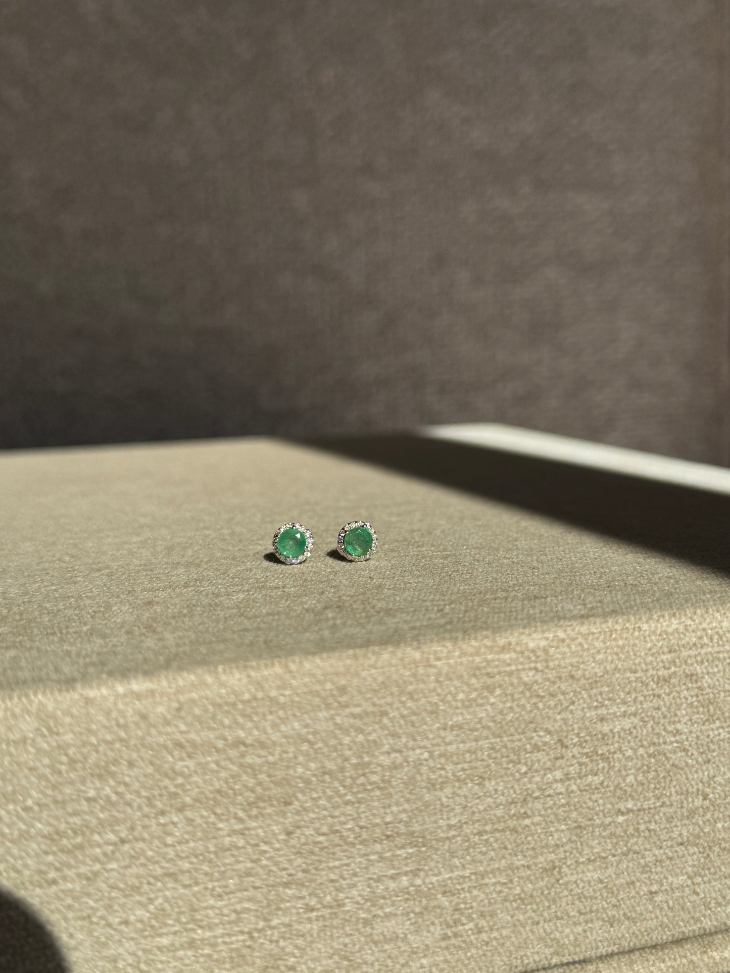 Aretes Esmeralda Corte Redondo con Diamantes en Oro 14k