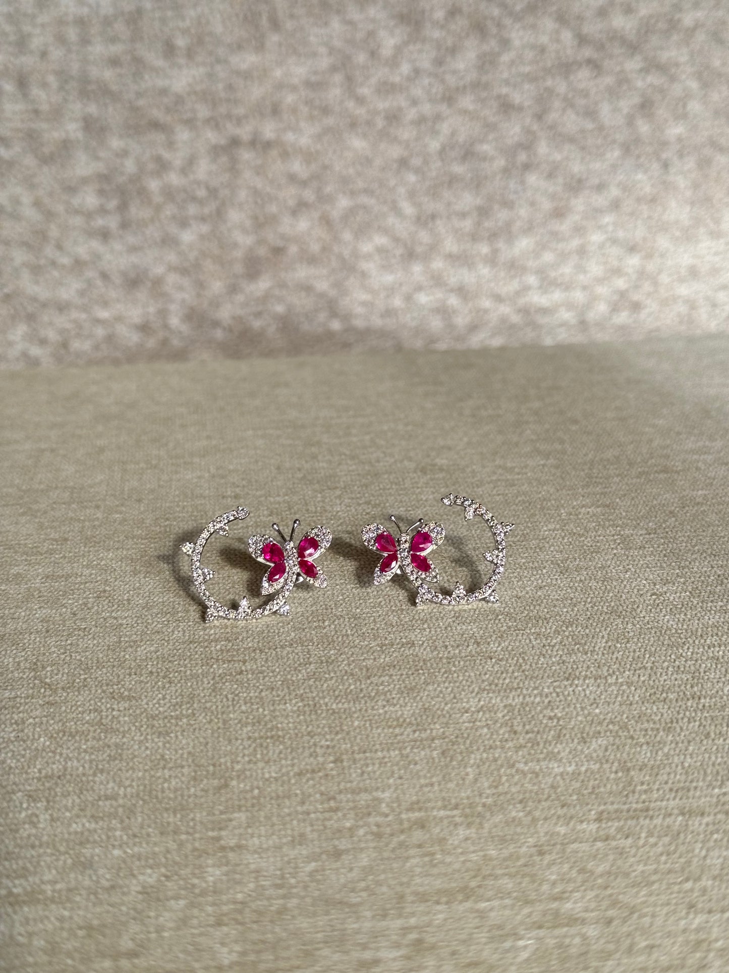 Aretes Circulares con Mariposa Rubí y Diamantes