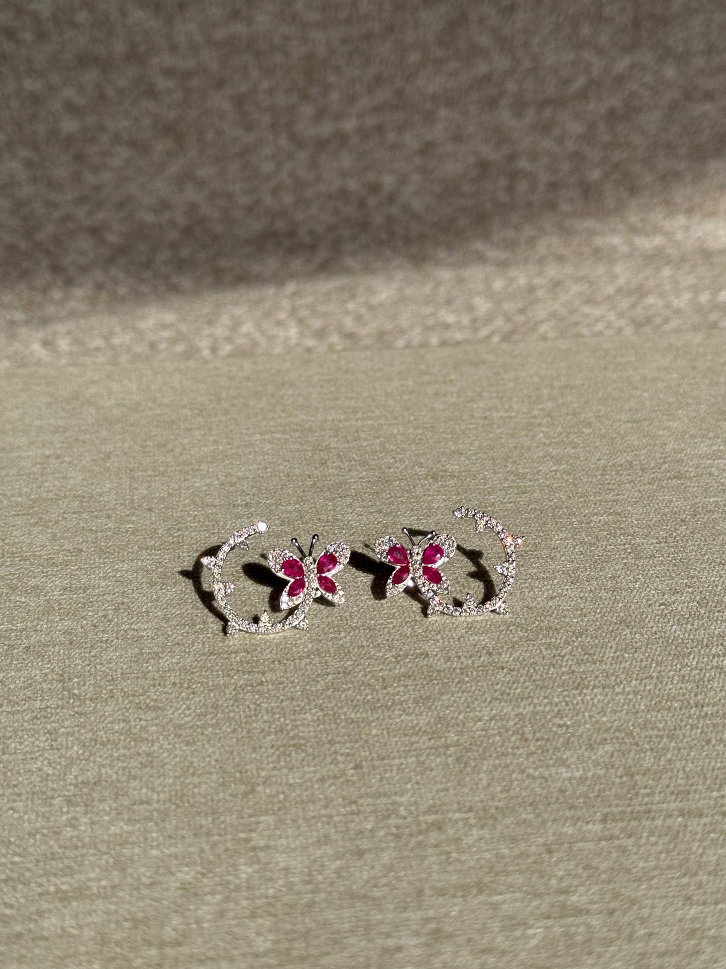 Aretes Circulares con Mariposa Rubí y Diamantes