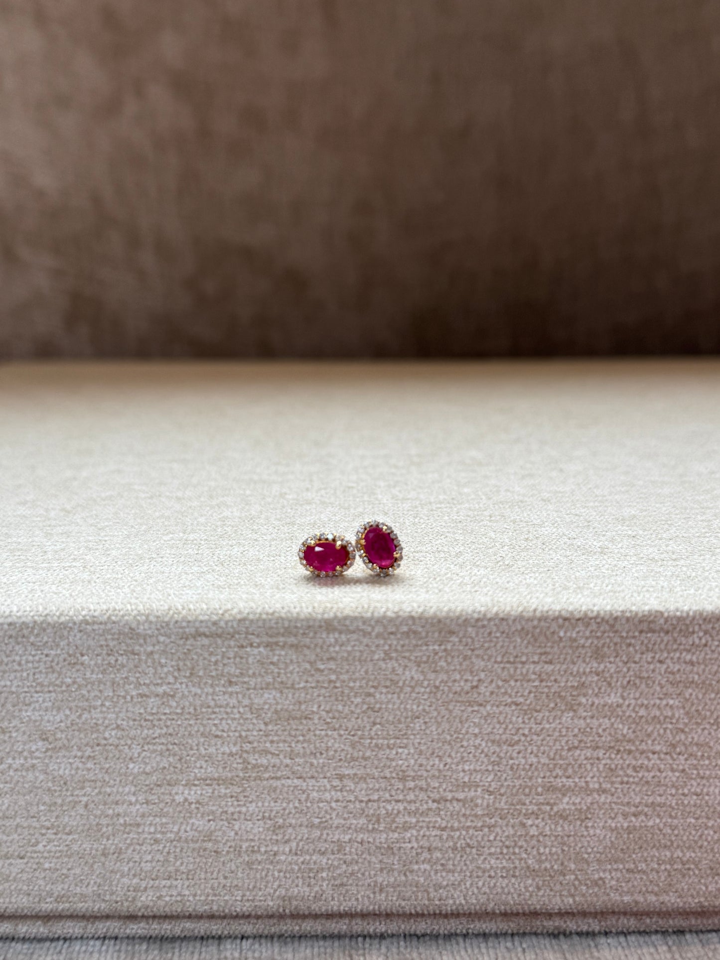 Aretes de Rubí corte Oval y Diamantes en Oro 14k