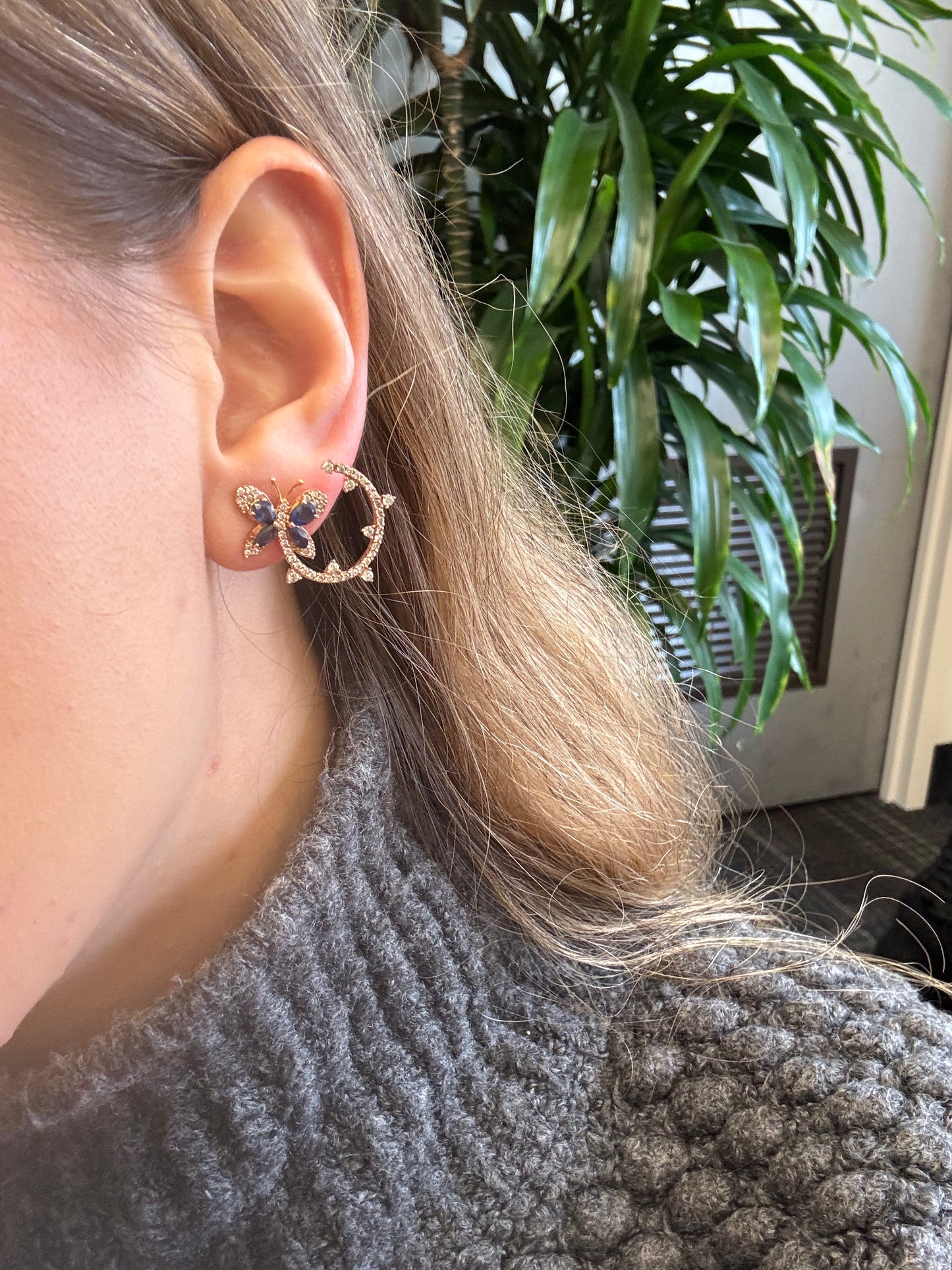 Aretes Circulares con Mariposa Rubí y Diamantes
