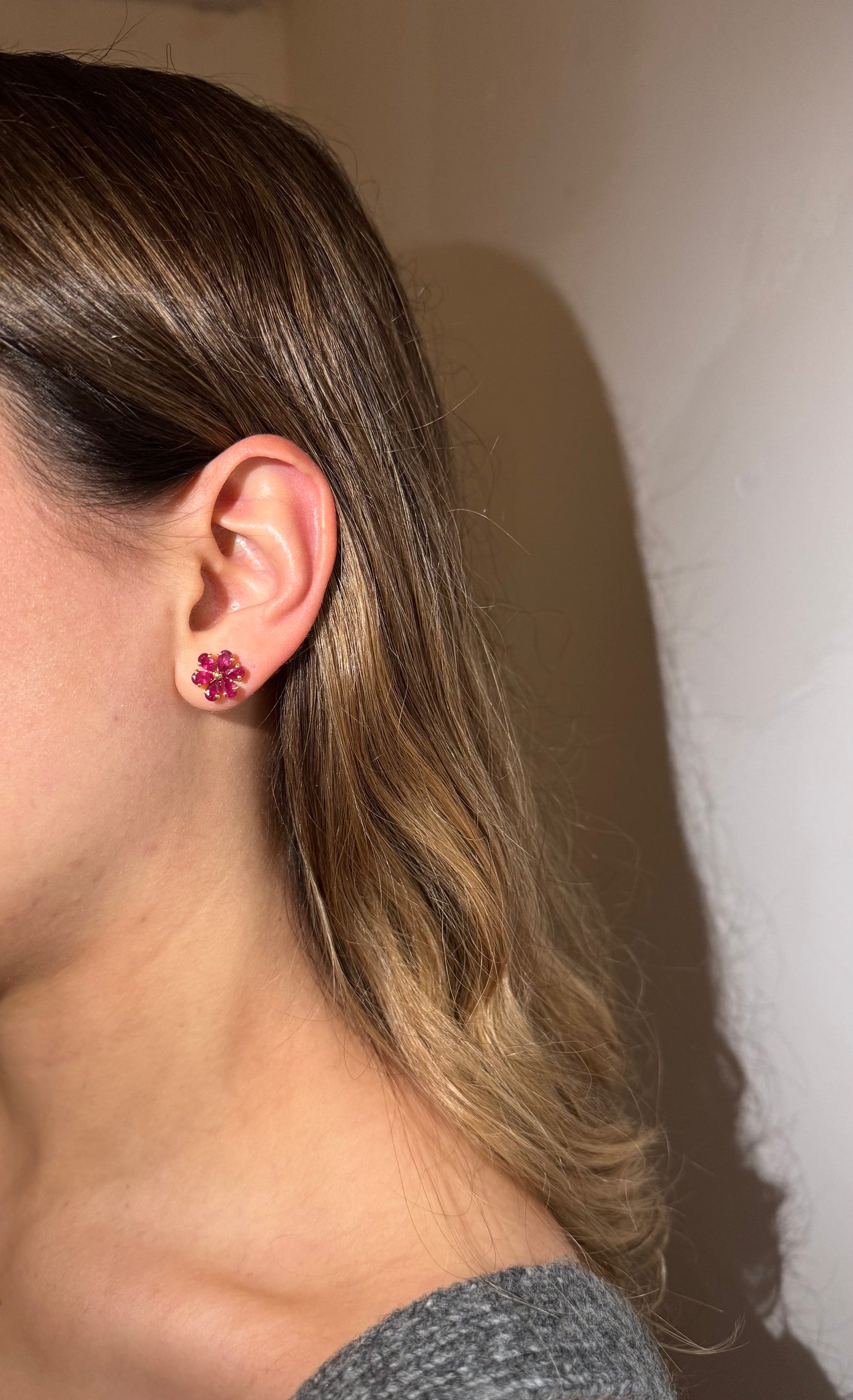 Aretes Rubí Flor en Oro 14k
