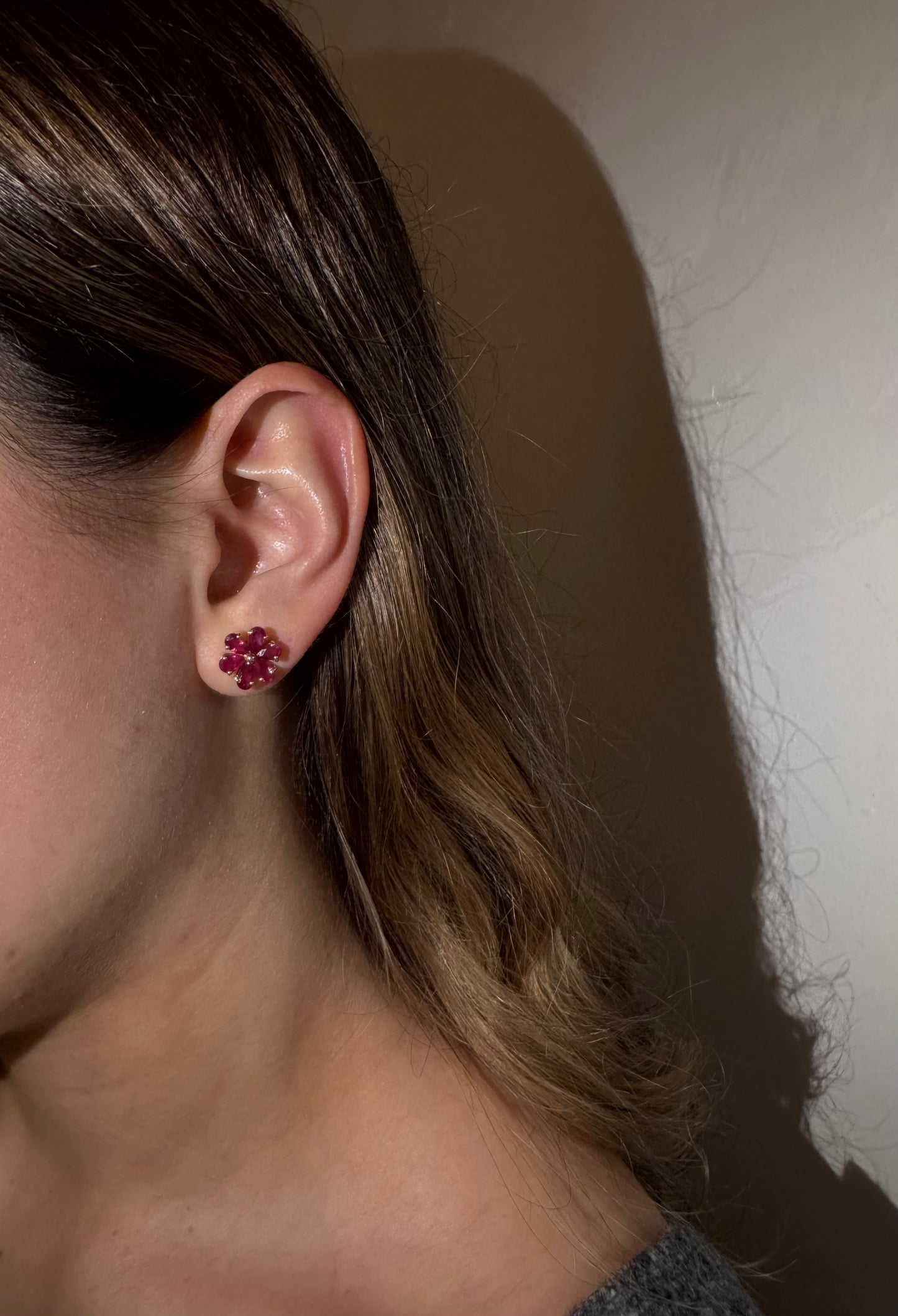Aretes Rubí Flor en Oro 14k