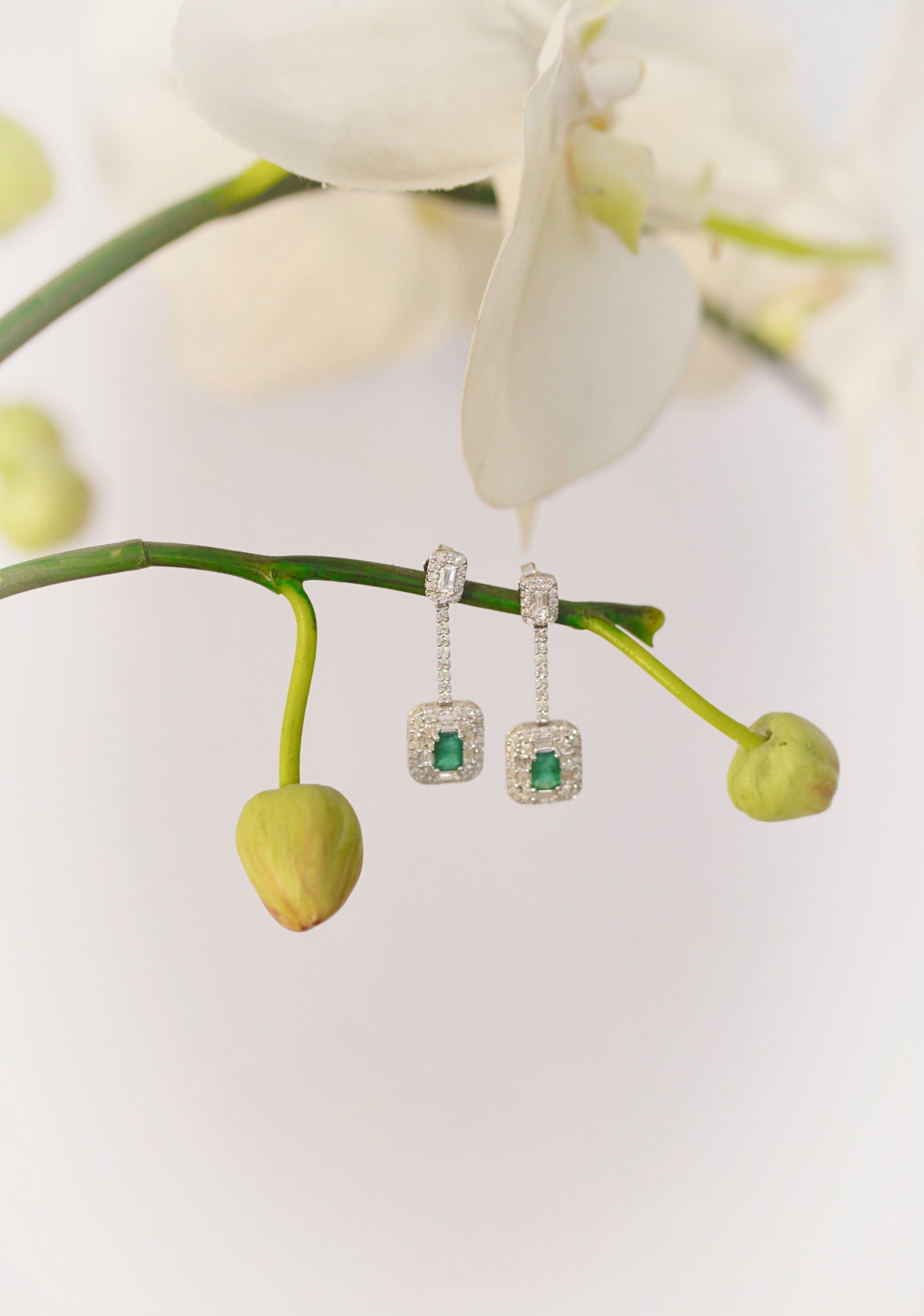 Aretes Largos de Esmeralda y Diamantes en Oro 14k