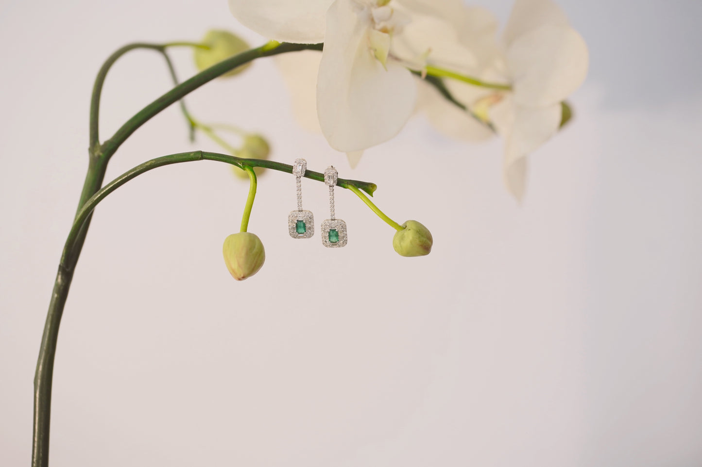 Aretes Largos de Esmeralda y Diamantes en Oro 14k