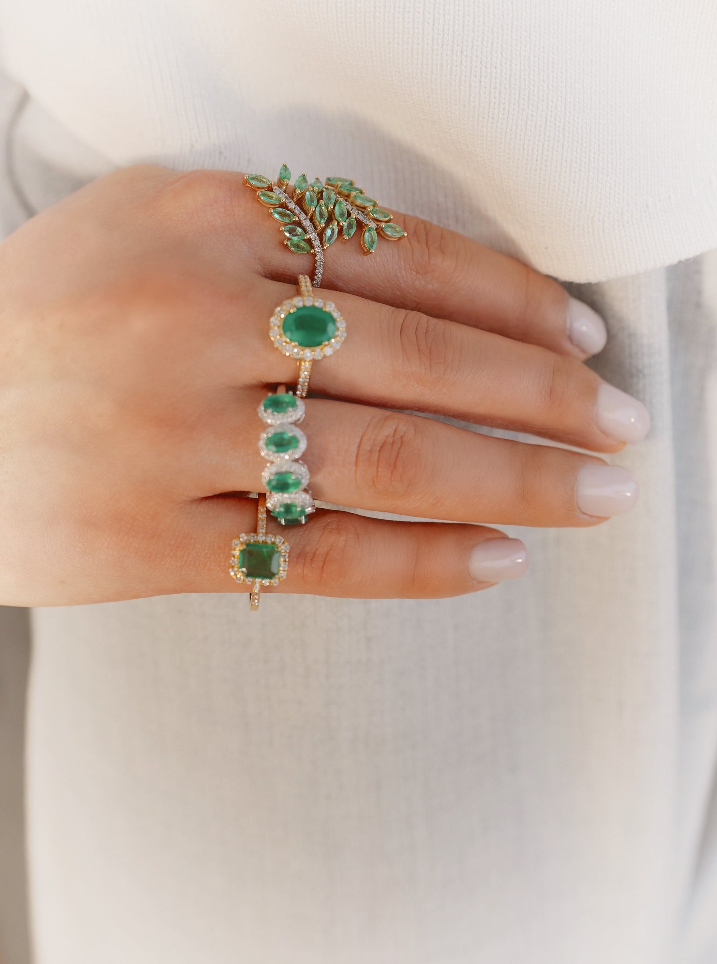 Anillo racimo de esmeraldas y diamantes