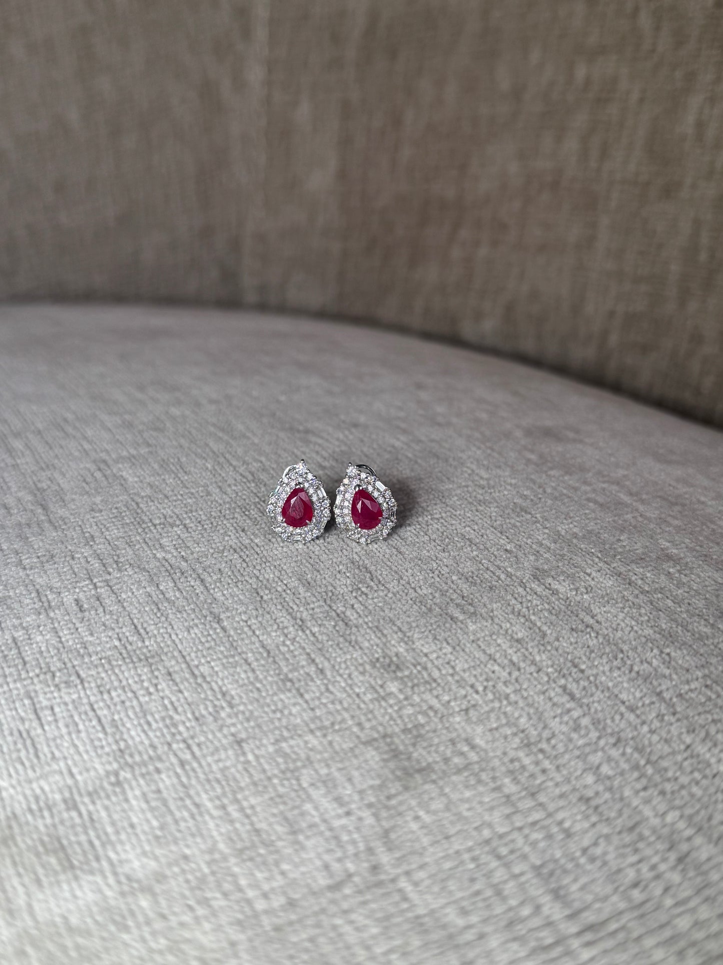 Aretes de rubí corte pera y diamantes 18k