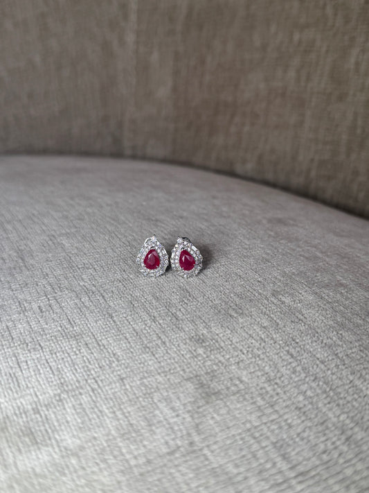 Aretes de rubí corte pera y diamantes 18k