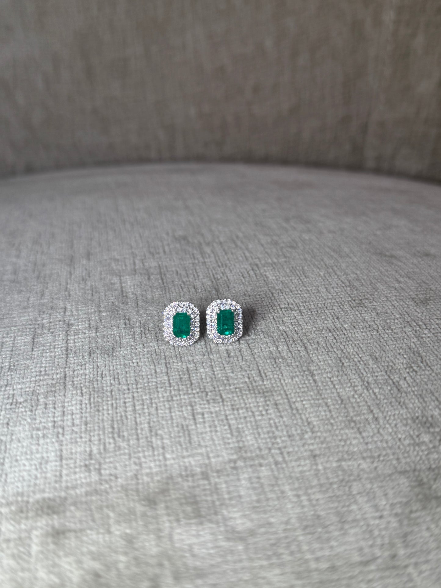 Aretes de esmeralda con doble halo de diamantes