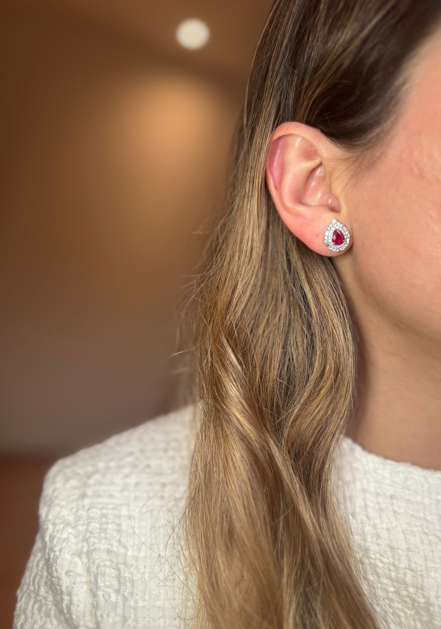 Aretes de rubí corte pera y diamantes 18k