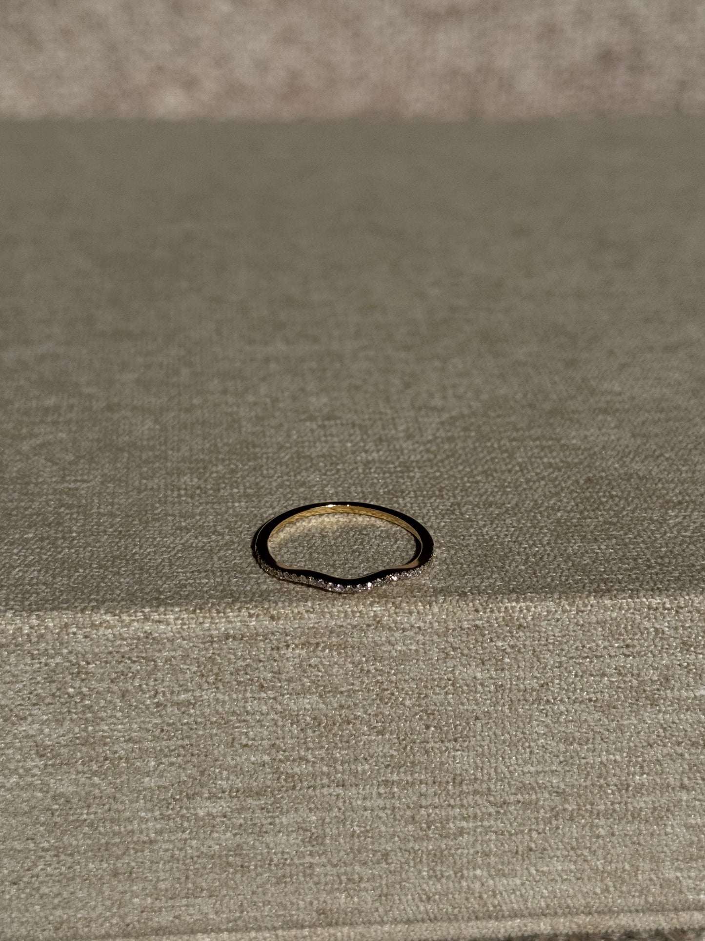 Anillo Curvo de Diamante Oro 14k