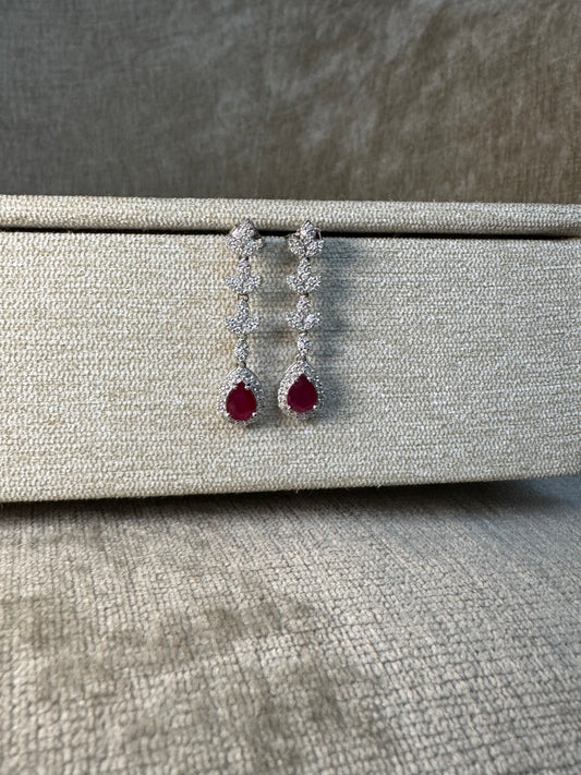 Aretes Largos de Rubí Oval y Diamantes en Oro 14k