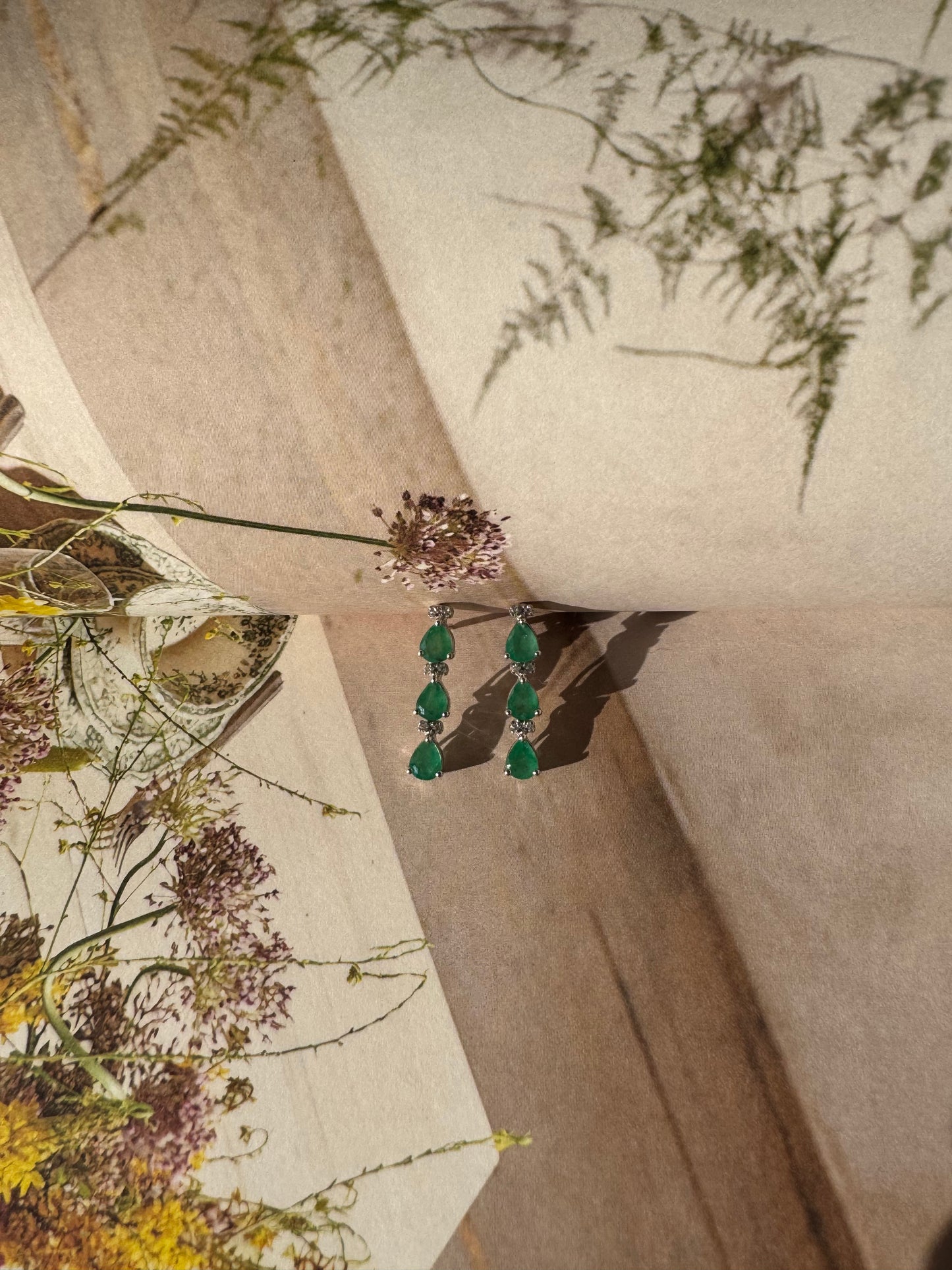 Aretes Esmeralda y Diamantes 14k