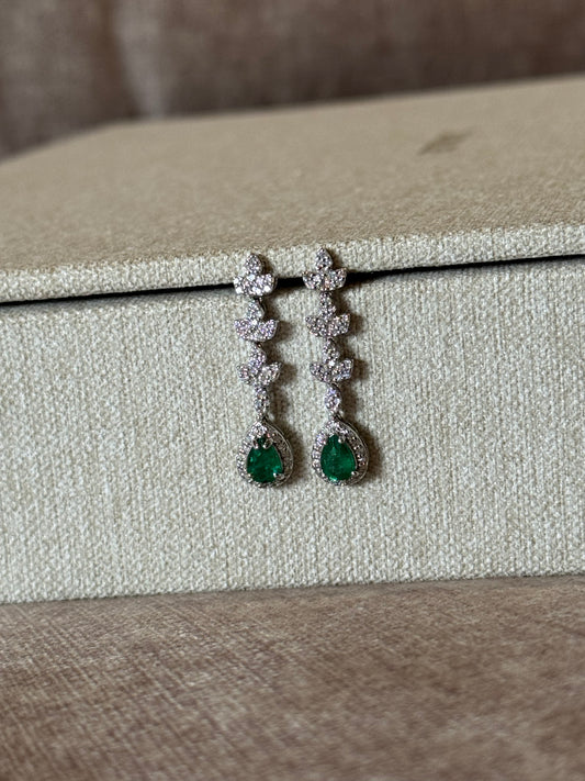 Aretes Largos de Esmeralda Oval y Diamantes en Oro 14k